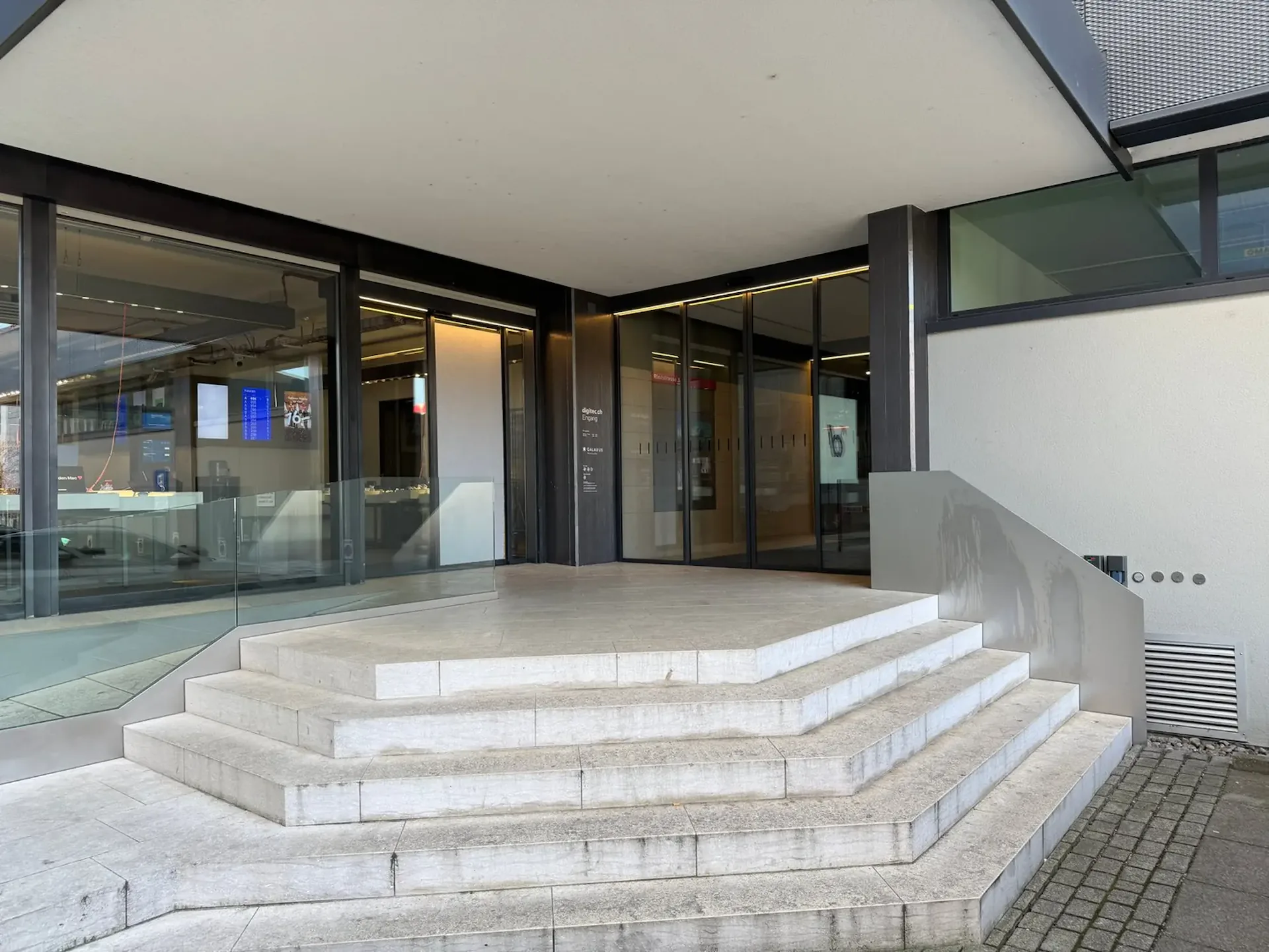 Grosszügige Büro- und Lagerfläche zur Miete an der Riedstrasse 8 in Dietikon