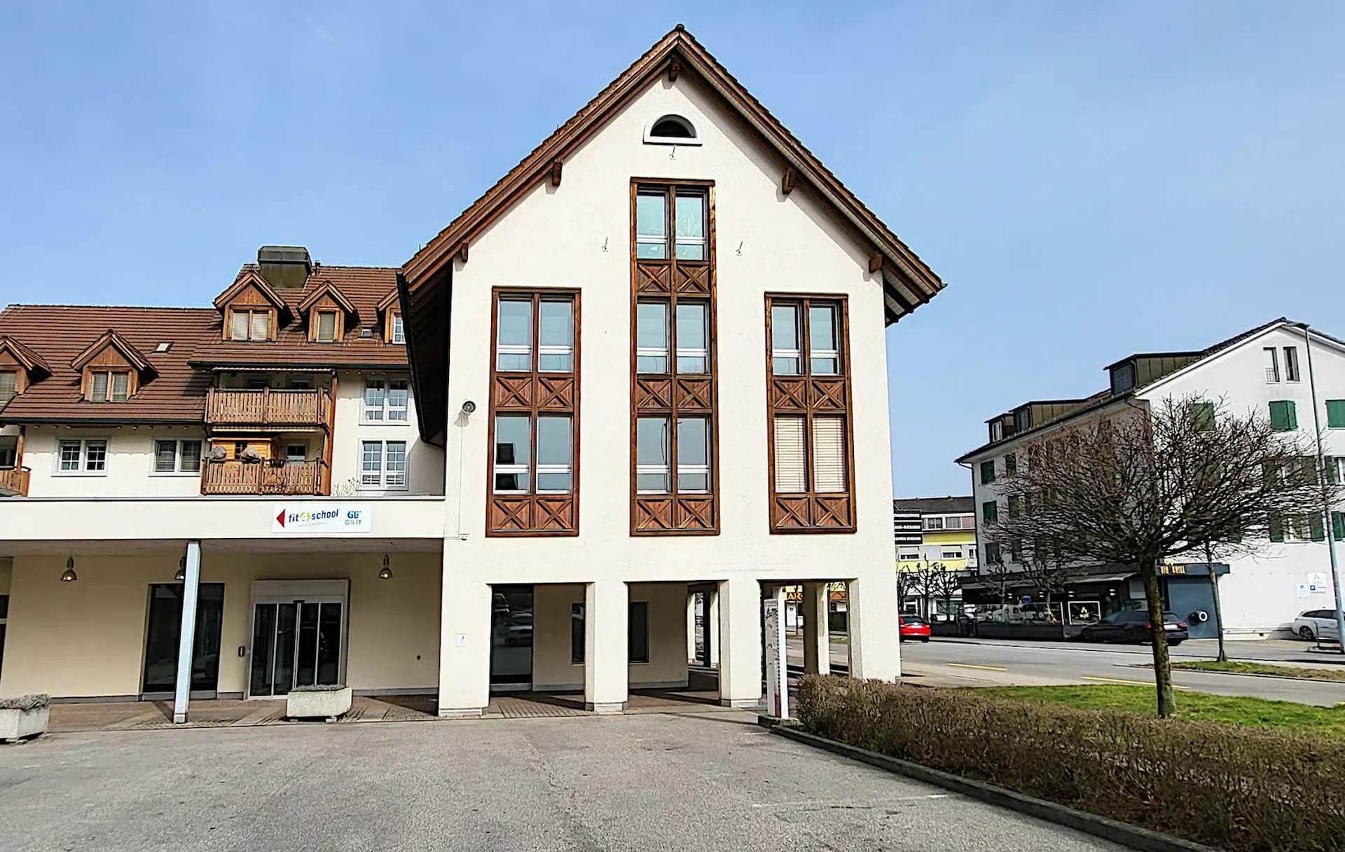 Dienstleistungs-/Verkaufsfläche in unmittelbarer Nähe zum Parkplatz - 207 m2!