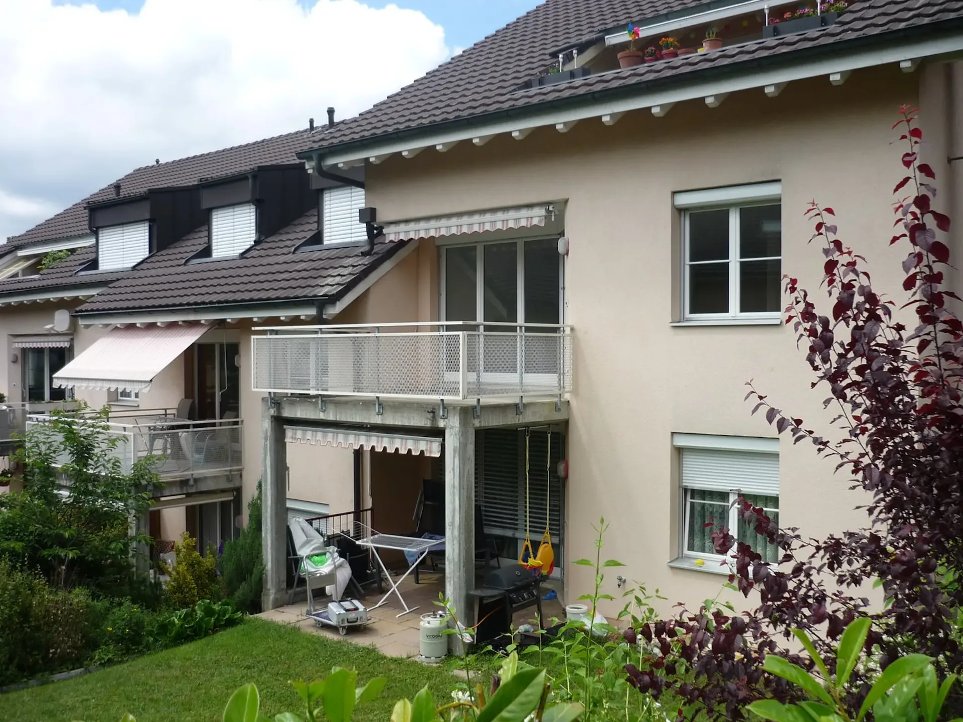 Grosszügige 3,5-Zimmer-Wohnung mit Balkon und direktem Zugang zu Gartensitzplatz