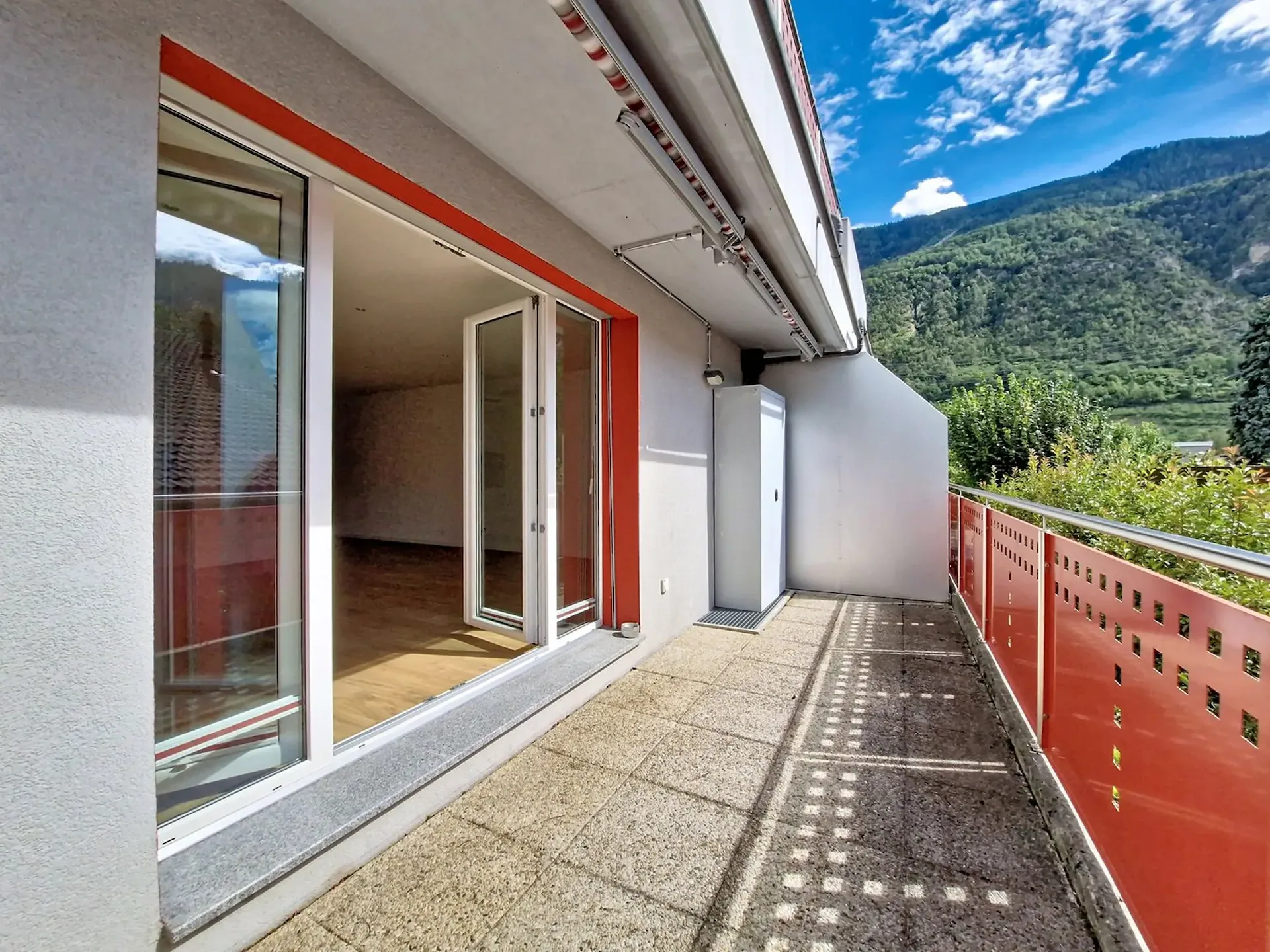 Grône, appartamento di 2.5 locali con ampio balcone e posto auto