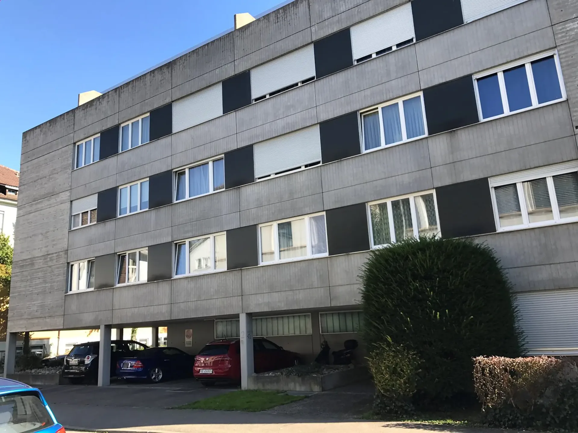 Grosser gedeckter Aussenparkplatz im Gurzelenquartier zu vermieten