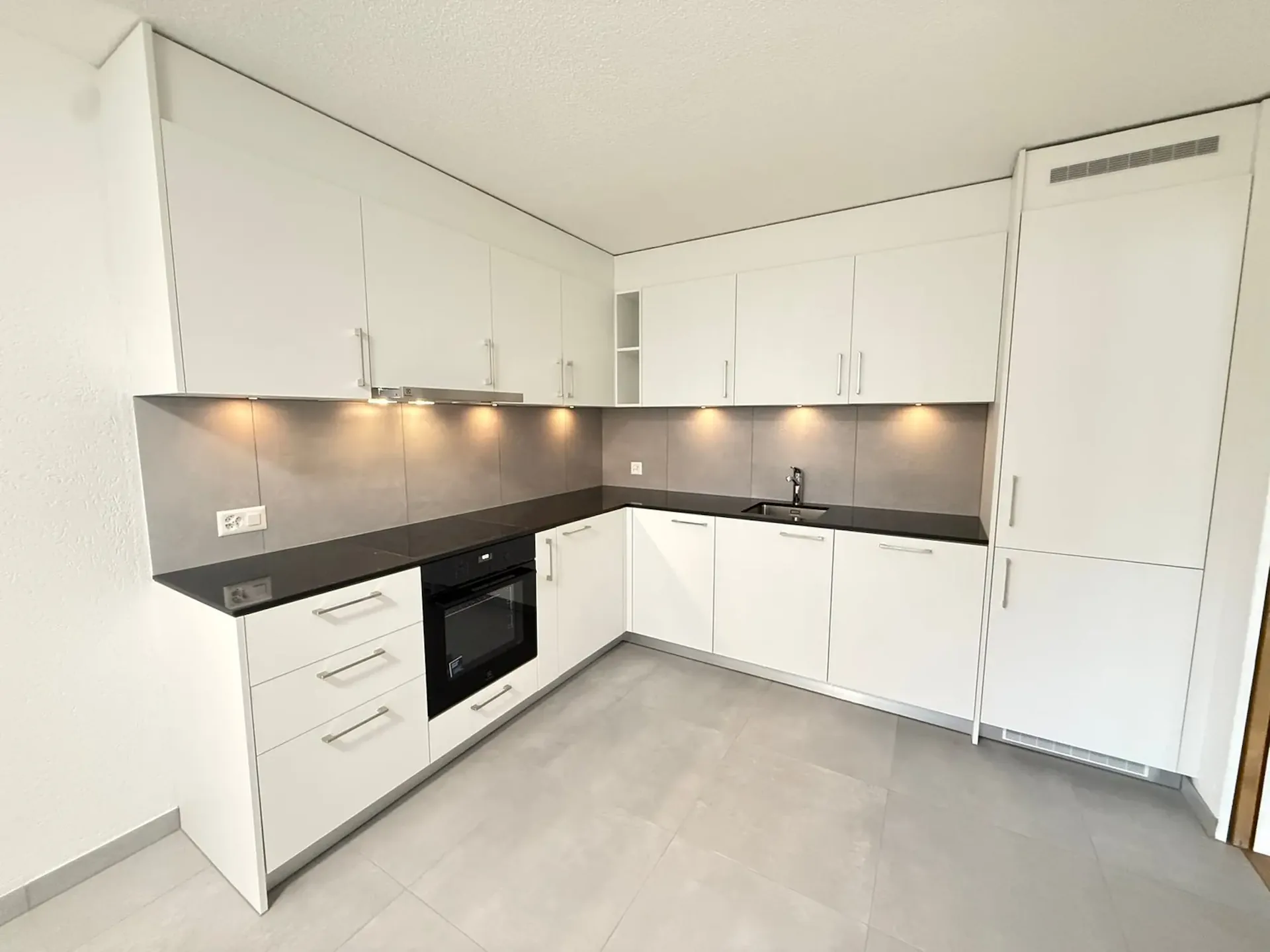 ERSTVERMIETUNG nach Sanierung: 4.5-Zi-Wohnung mit Balkon im Eigentumsstandart