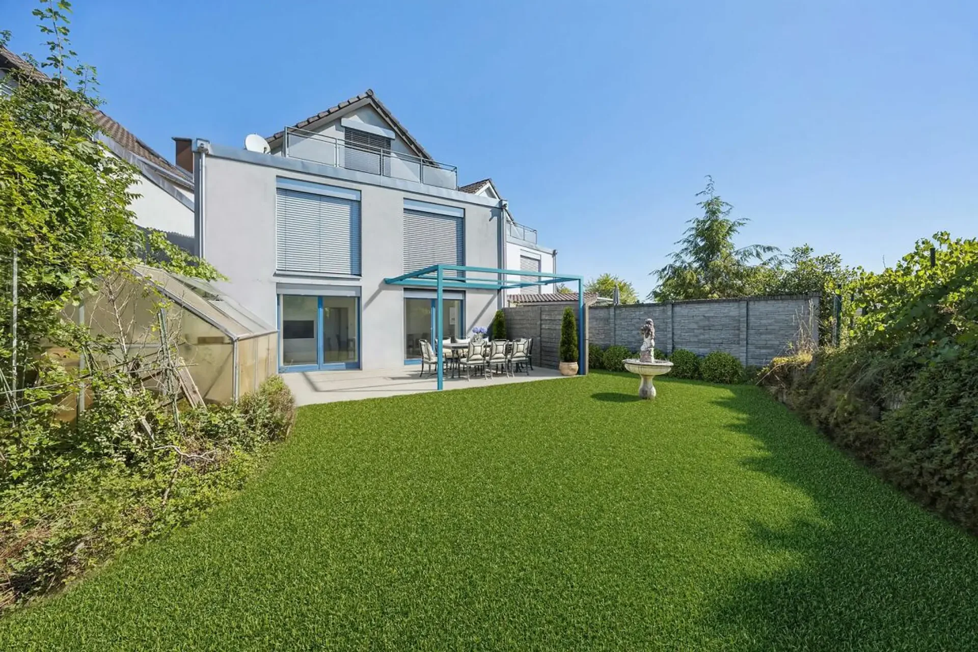 Modernes 5 ½-Zimmer-Reihen-Einfamilienhaus mit Garage und schöner Aussicht