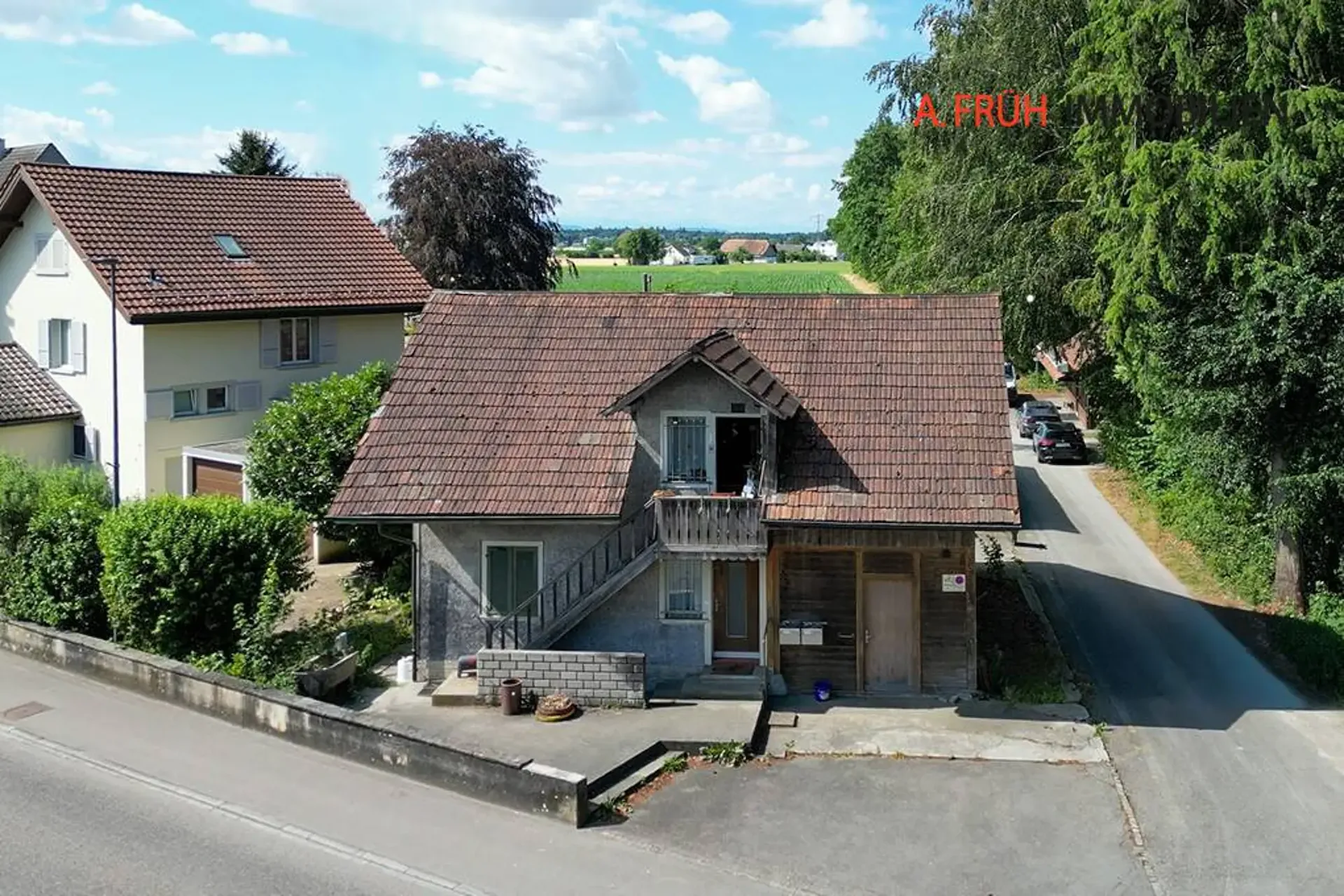 Maison à deux familles avec potentiel pour une rénovation complète