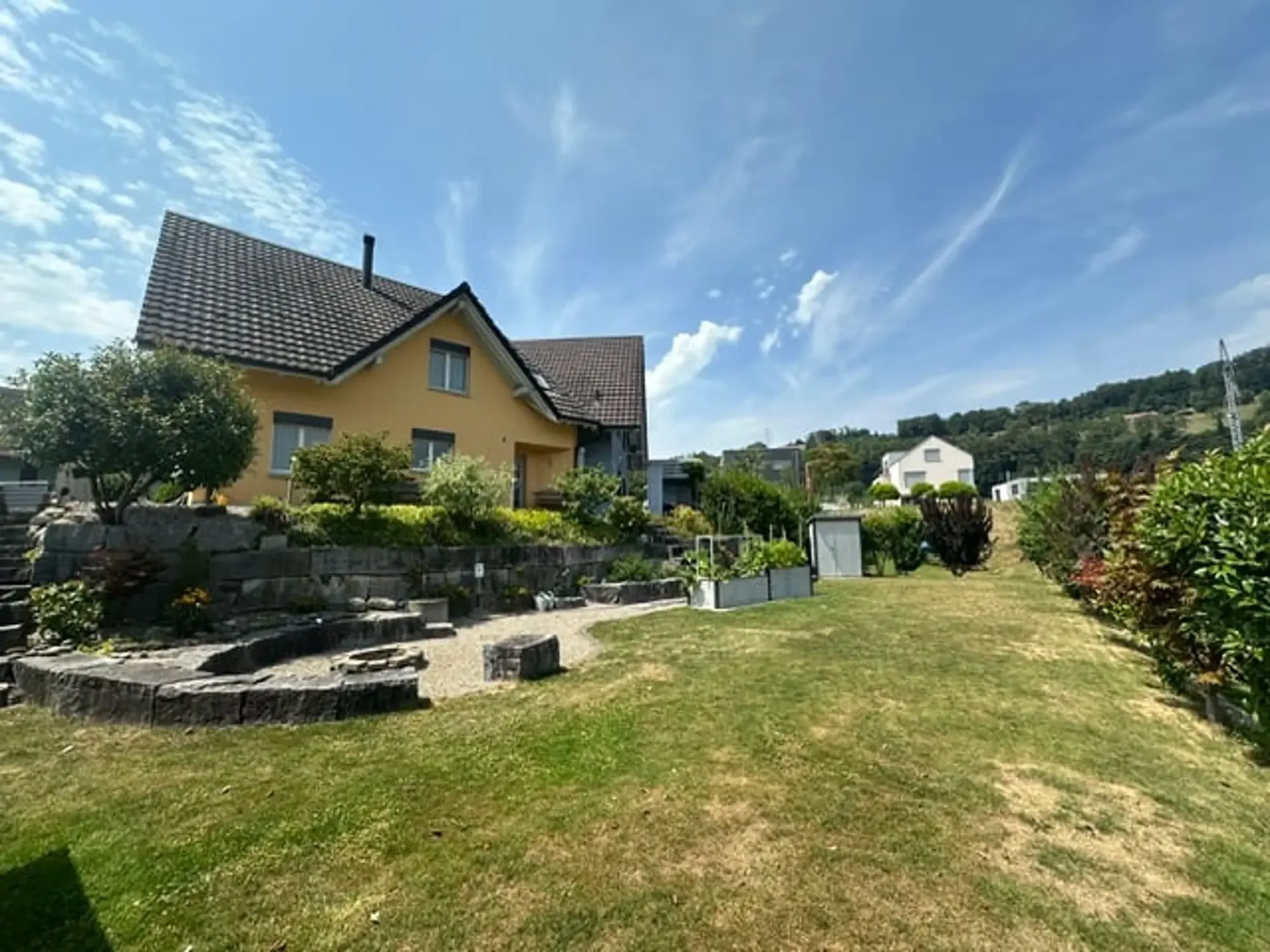 Ampia casa unifamiliare con area circostante in una posizione residenziale tranquilla
