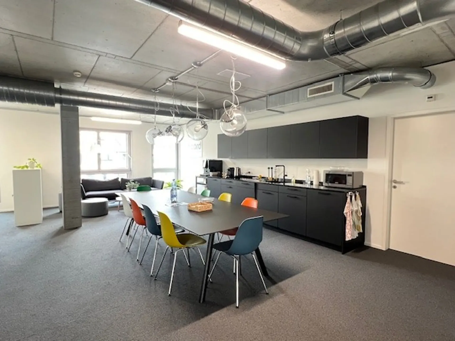 Uffici moderni con balcone nel Wright-Place Glattpark.