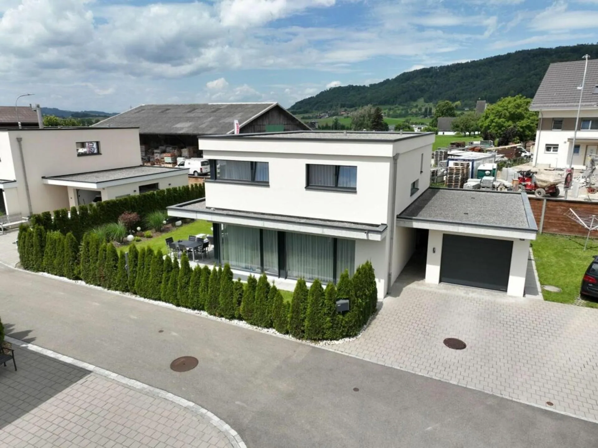 Belle maison individuelle moderne avec garage