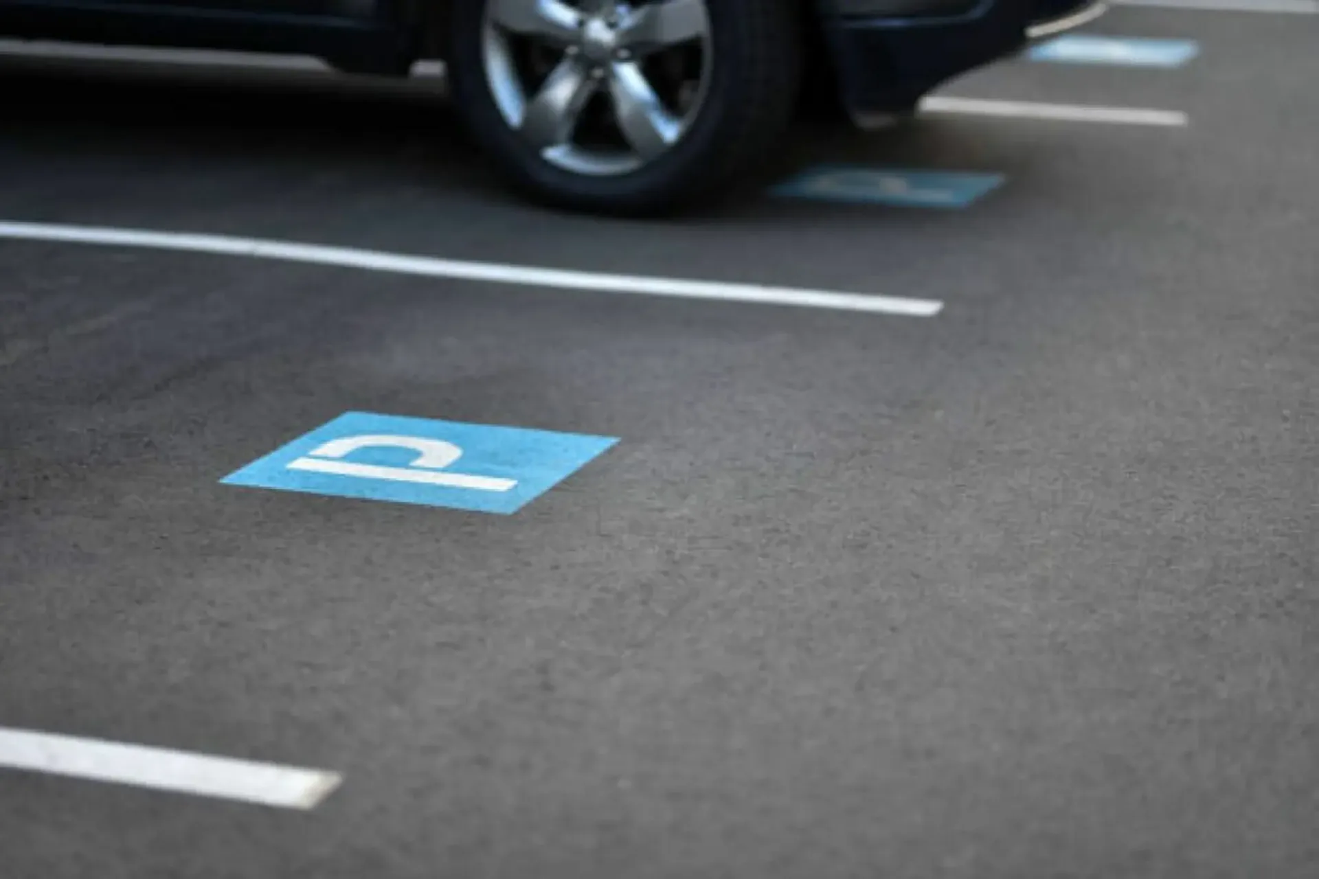 ZU VERMIETEN Aussenparkplatz  Nr. 10 und Nr. 9