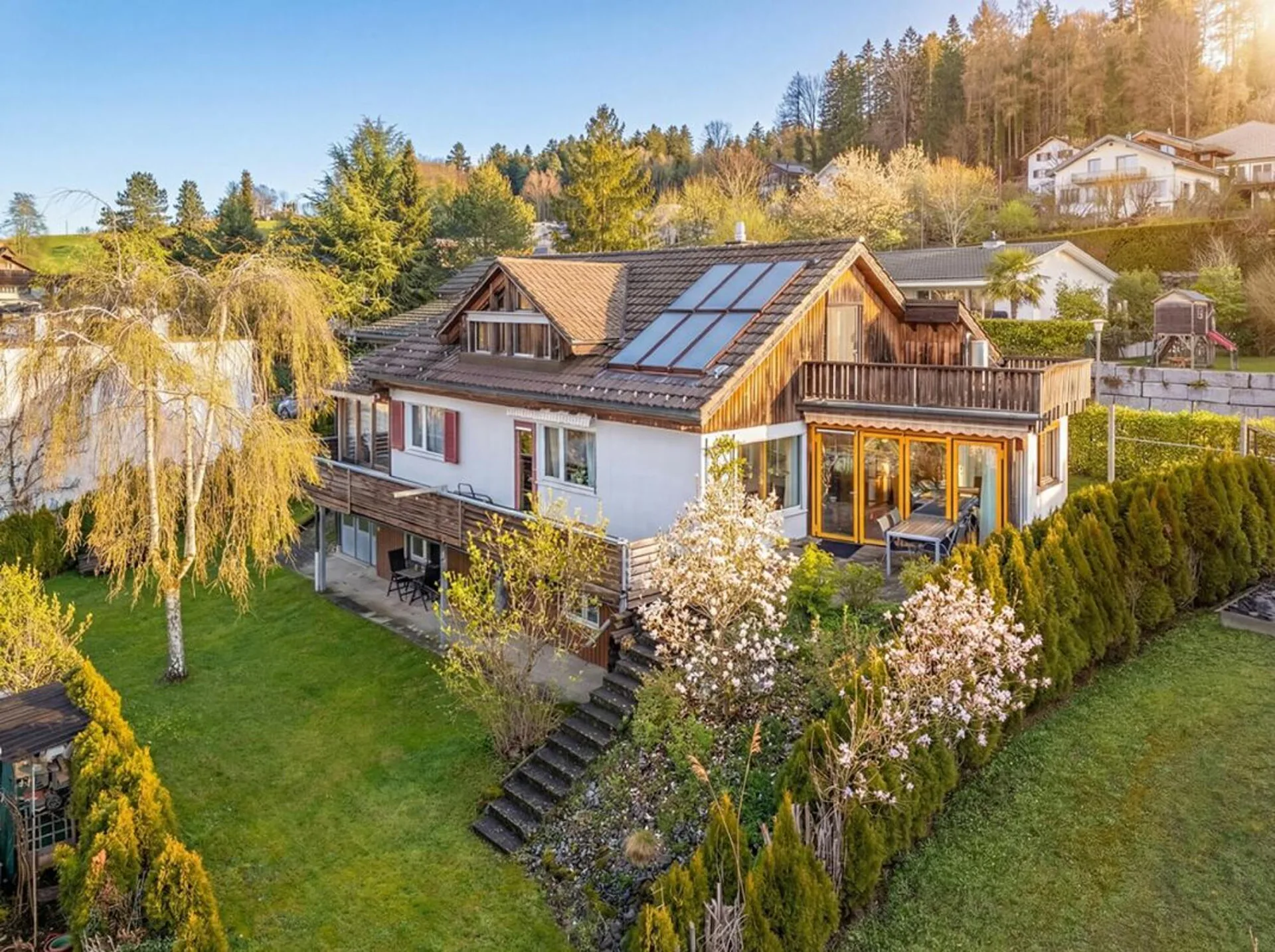 8.5-Room Single-Family House with In-Law Apartment in Rumlikon