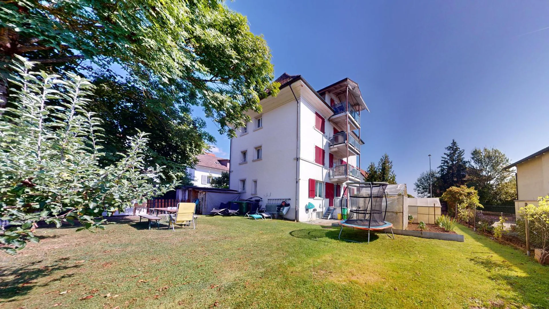 Zentrales Mehrfamilienhaus mit grossem Garten