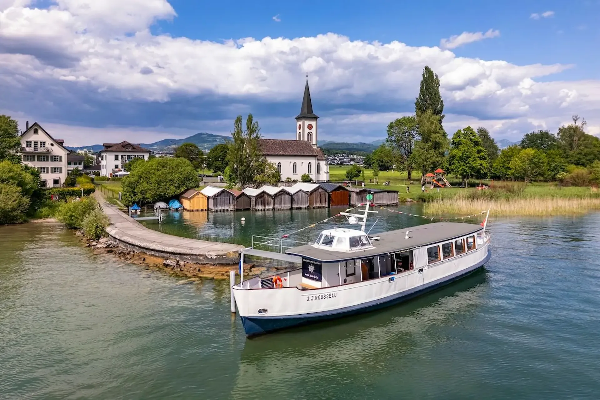 Historisches Fahrgastschiff mit Bootsplatz am Zürichsee