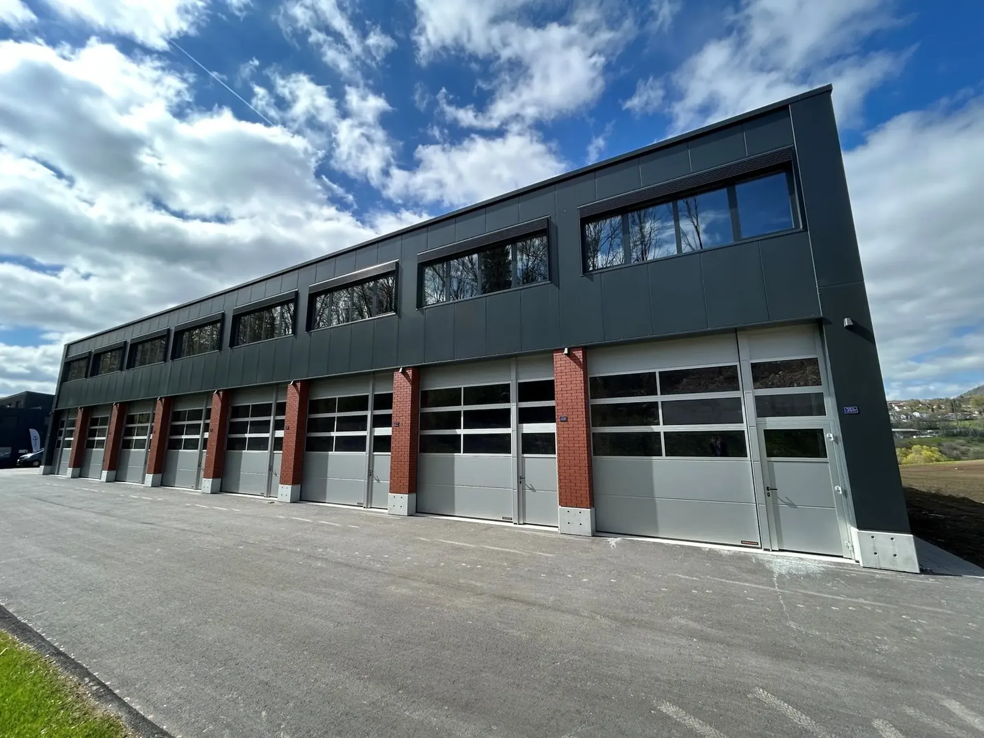 Moderne 2-stöckige Industriehalle in Vallorbe