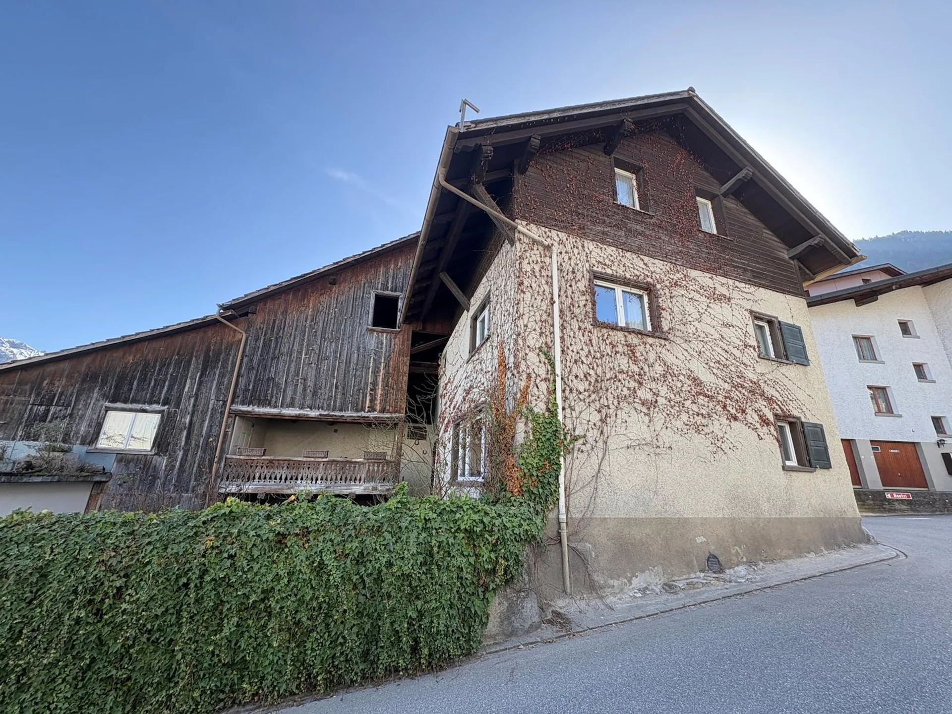 Untervaz - Einfamilienhaus mit Stall und Garagen