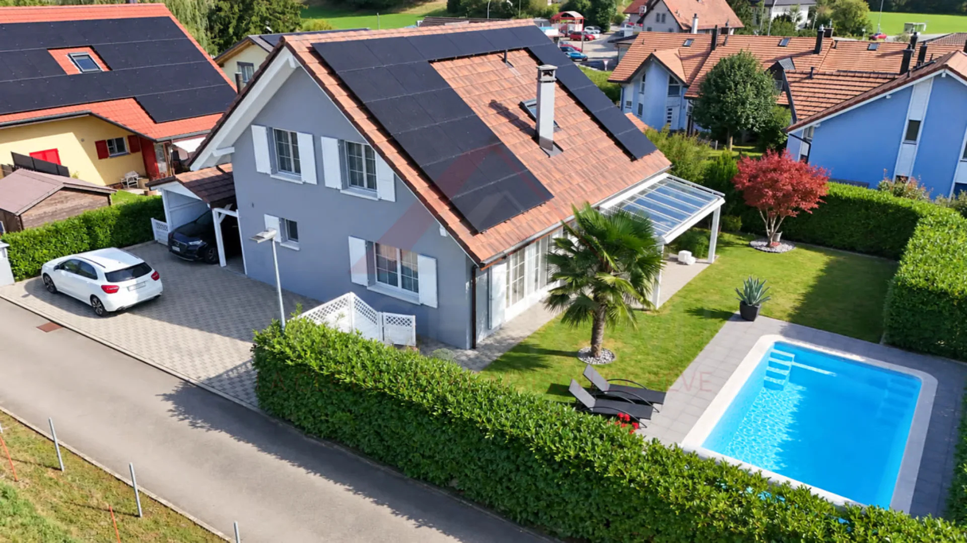 Einfamilienhaus 5.5 Zimmer renoviert mit Pool, Photovoltaik und 4 Parkplätzen