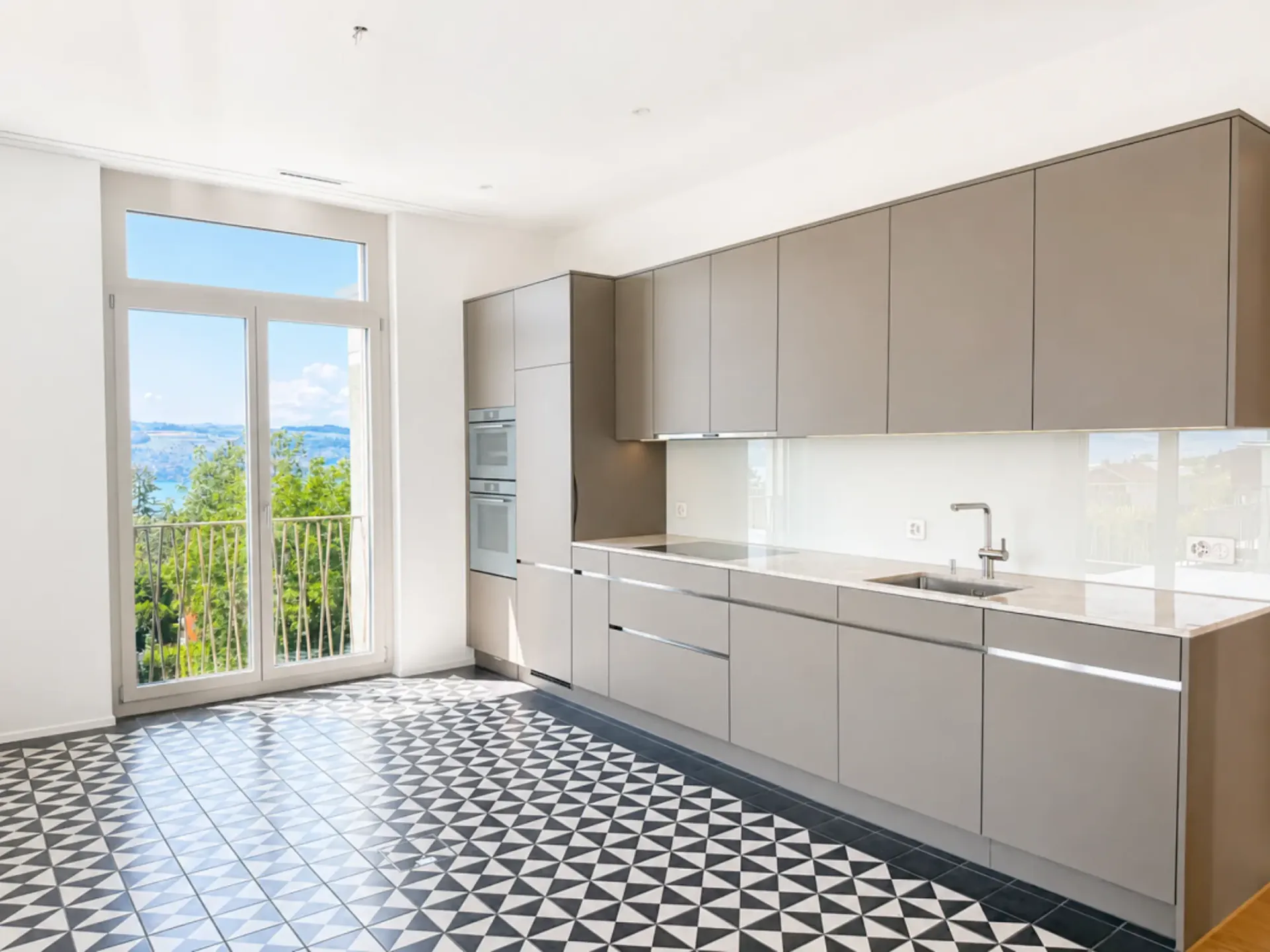 New 3.5 room attic apartment with large loggia and breathtaking views of the lake and Alpine panorama