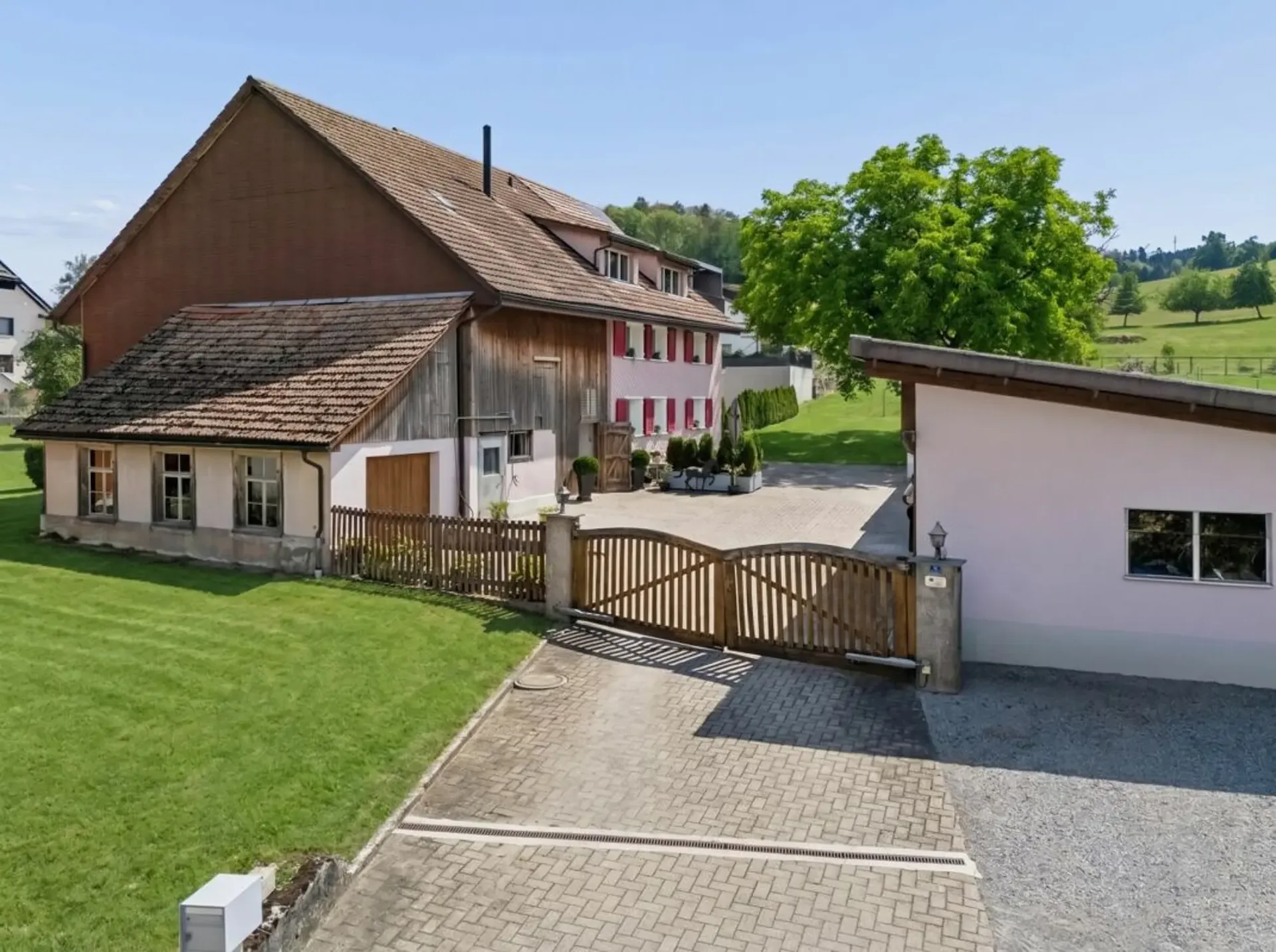 Stable, riding arena and leading facility as well as pastures directly at the house