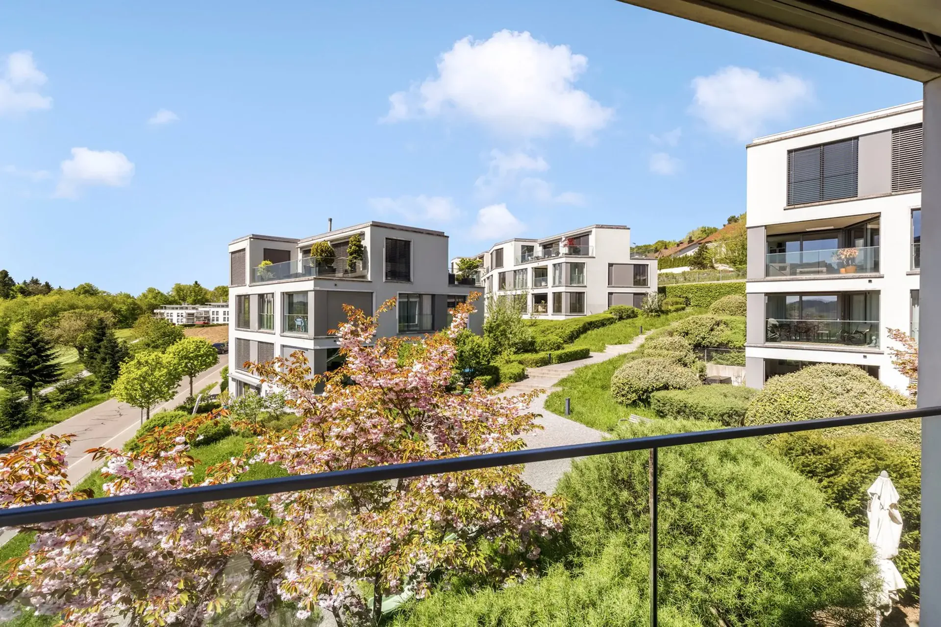 Sonnige 3.5-Zimmer-Wohnung mit unverbaubarer Weitsicht und überdachter Loggia in Uitikon