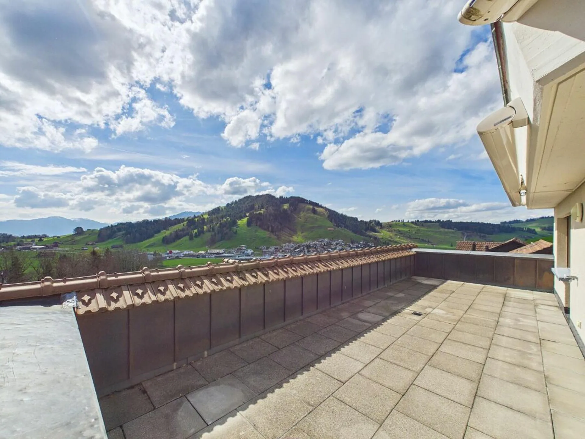 Paradiso soleggiato con 180° di cinema di montagna - appartamento di terrazza di 4,5 locali recentemente ristrutturato