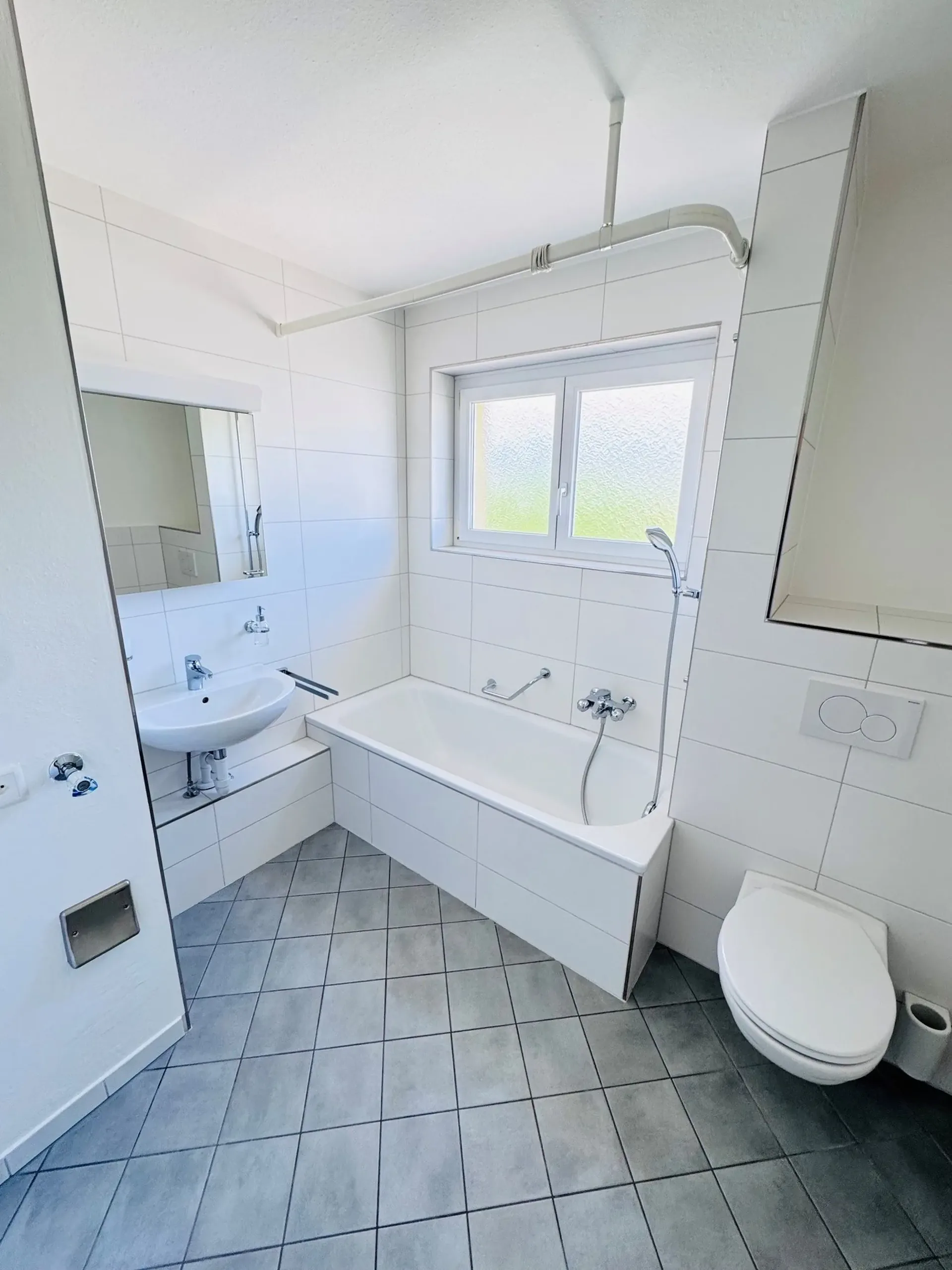 3-Bedroom Apartment with Balcony / 4th Floor with Elevator