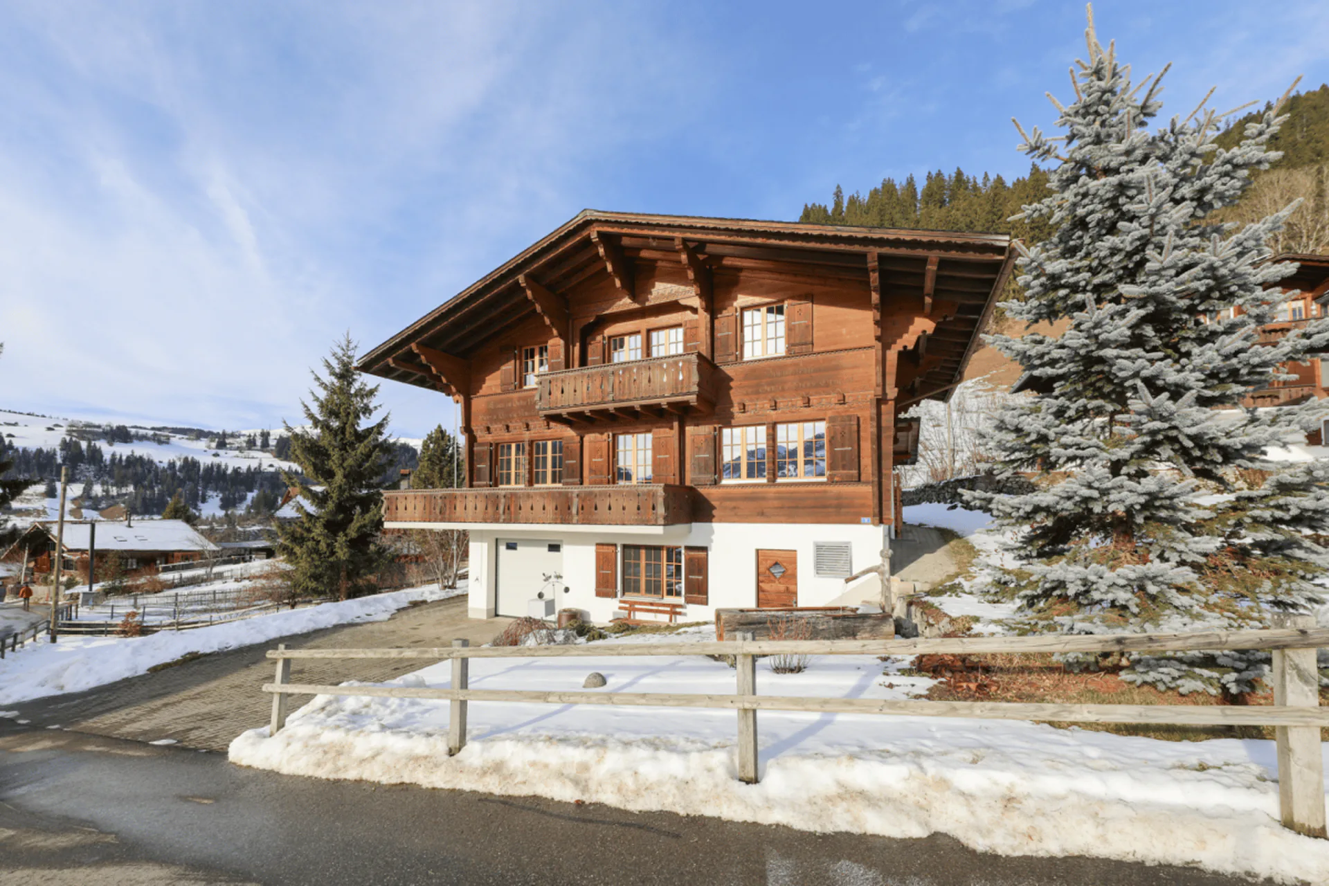 Beautiful alpine chalet with garage and panoramic view