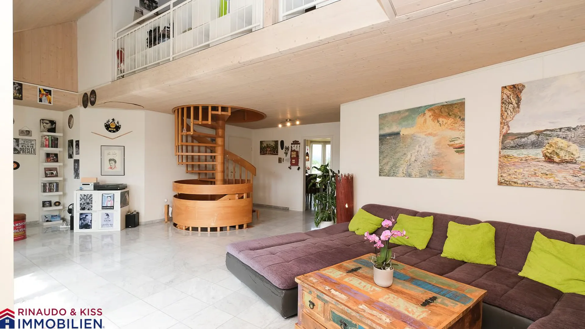 Une maison avec un caractère de maison sur trois niveaux