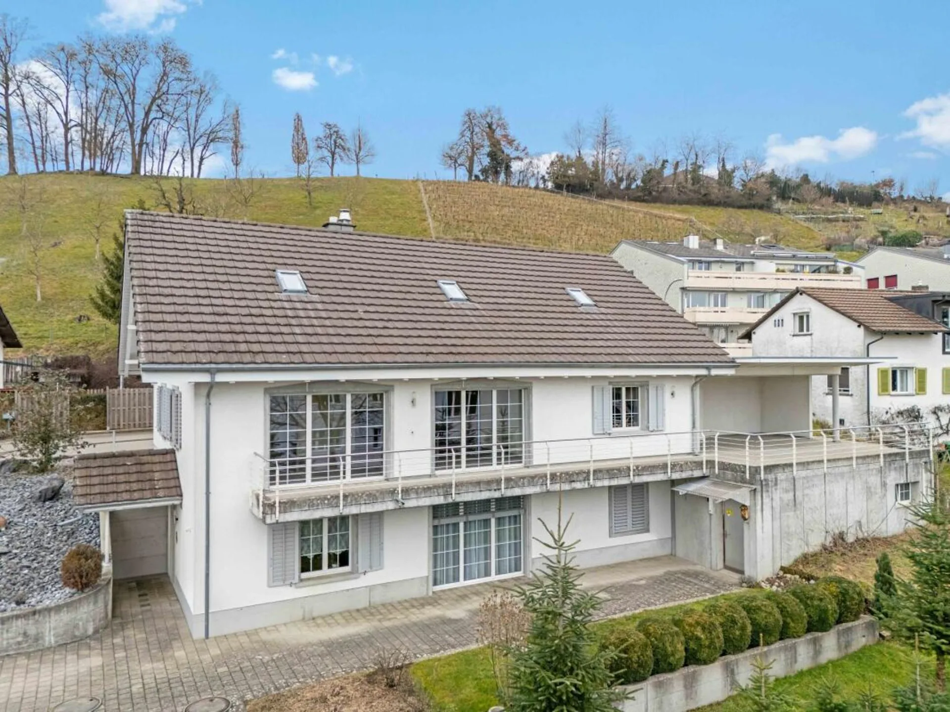 Freistehendes 6.5-Zimmer-Haus mit 2.5-Zimmer Einliegerwohnung an wunderbarer Aussichtslage!