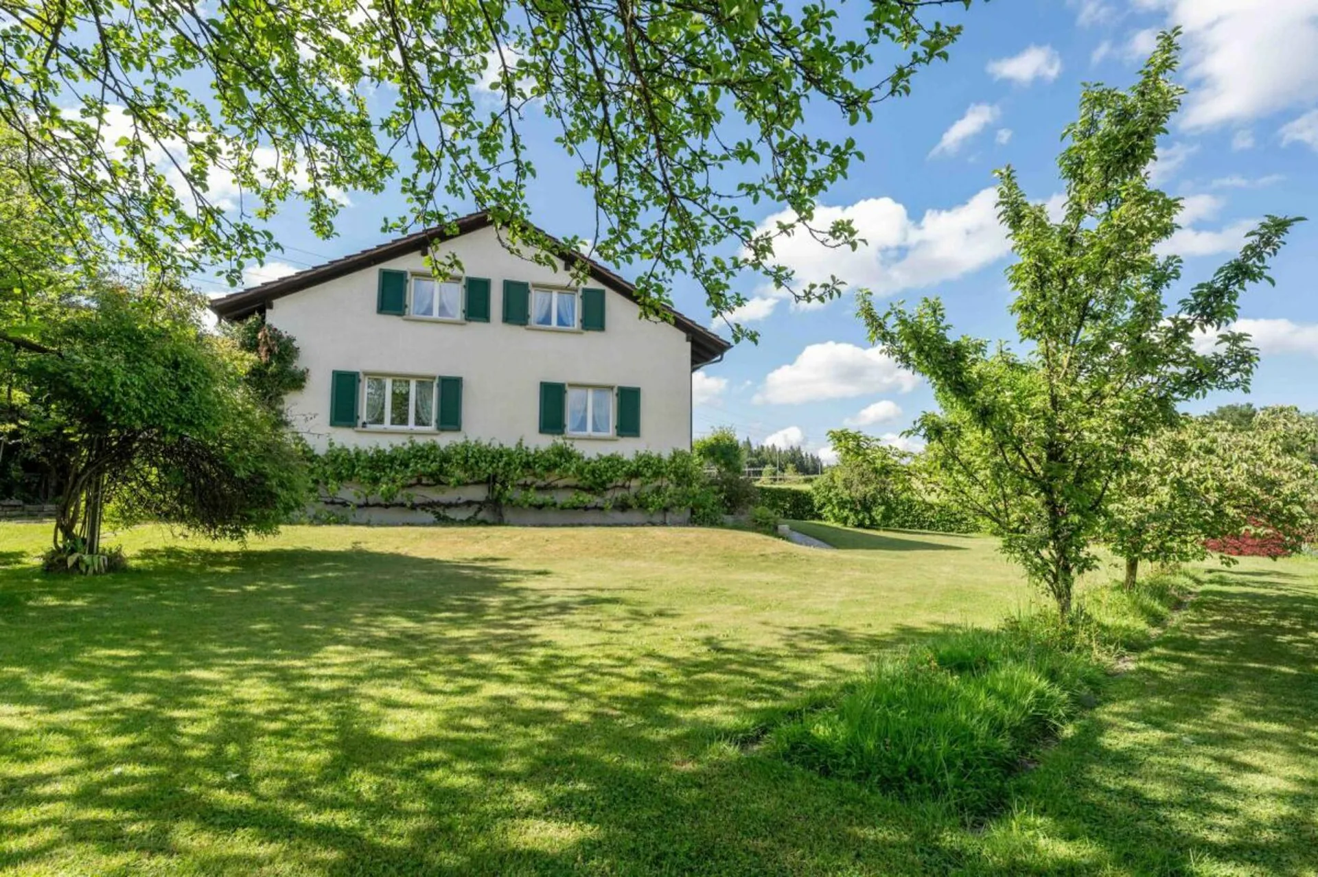 Freistehendes 5.5-Zimmer-Einfamilienhaus mit herrlichem Garten an wunderbar erhöhter Lage