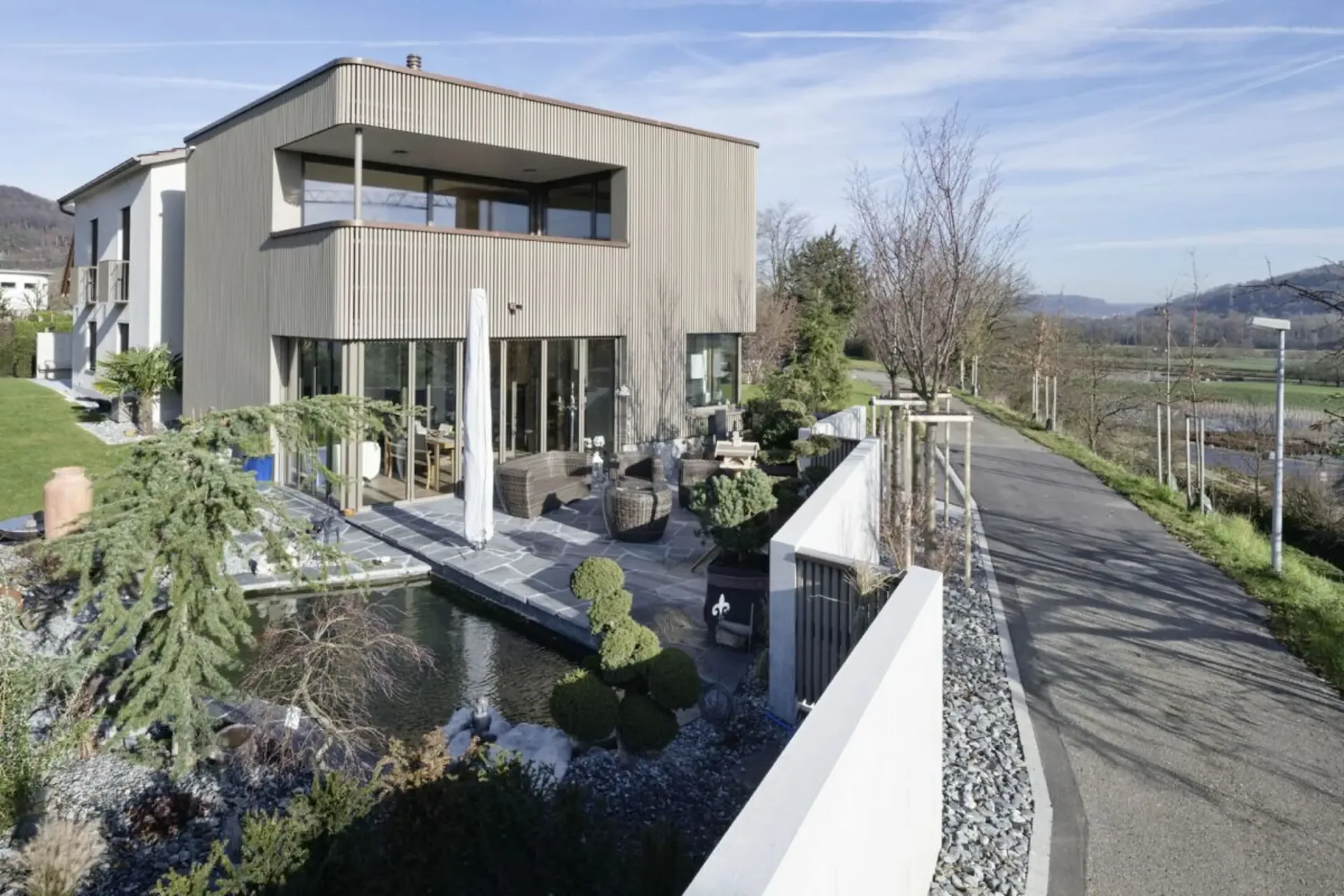 Icona architettonica con piscina e sistema di ascensore in un villaggio vinicolo idilliaco con 237 m2 di spazio abitativo