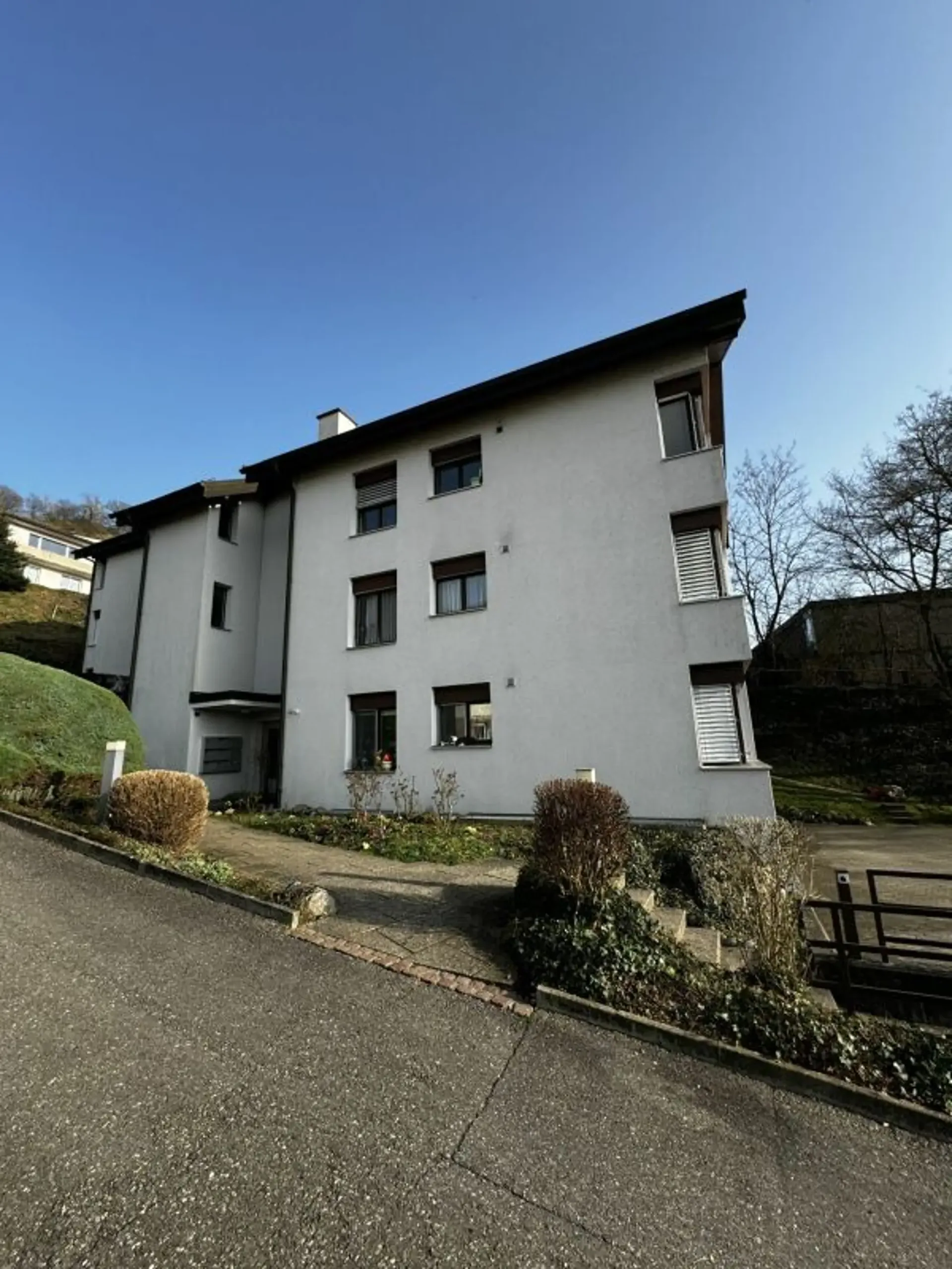 Ruhig gelegene 5.5-Zimmer-Maisonette-Wohnung mit Balkon zu vermieten