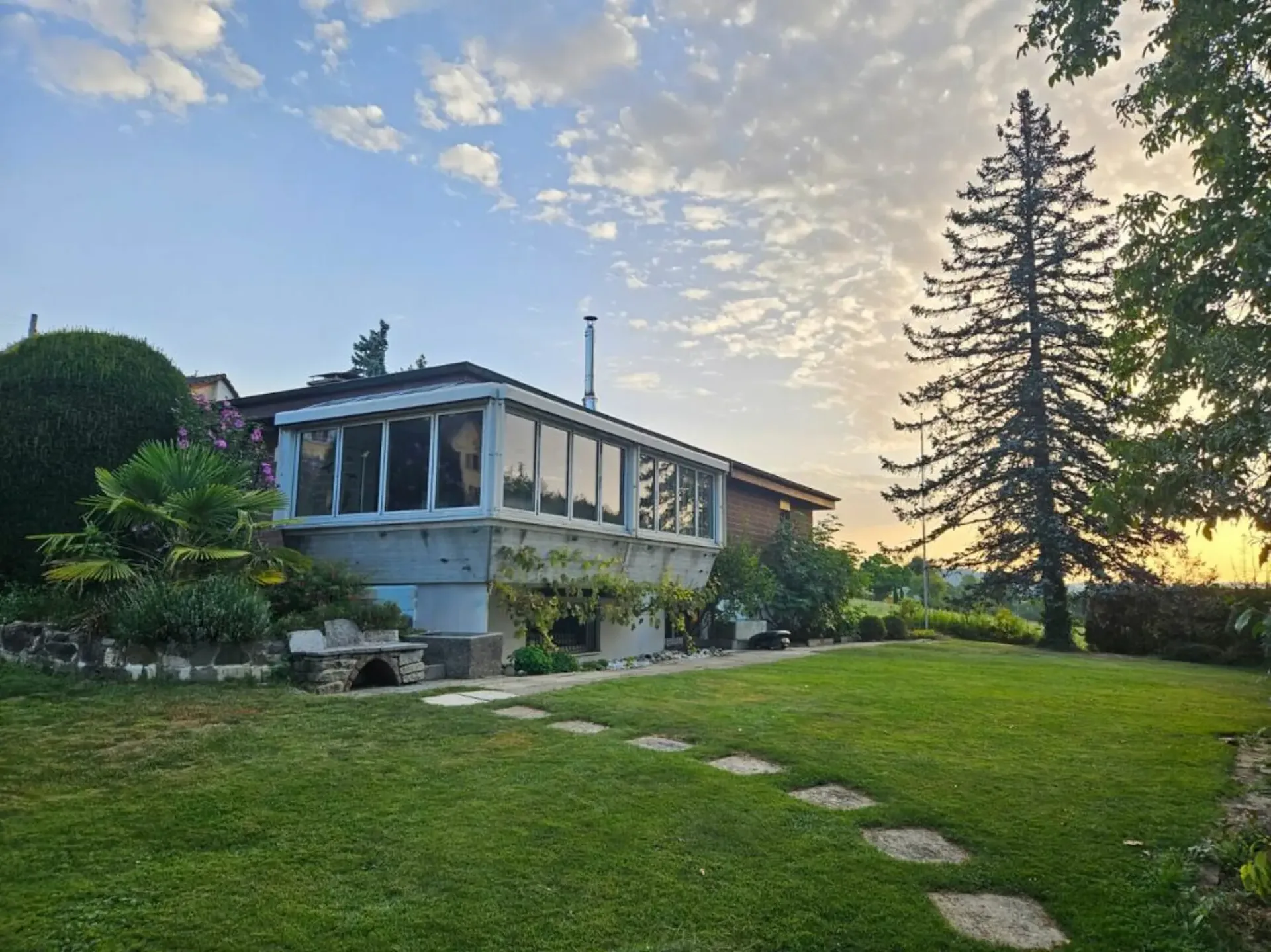 Freistehendes 5.5-Zimmer-Einfamilienhaus mit Nebenräumen à 35 m2 und Doppelgarage.