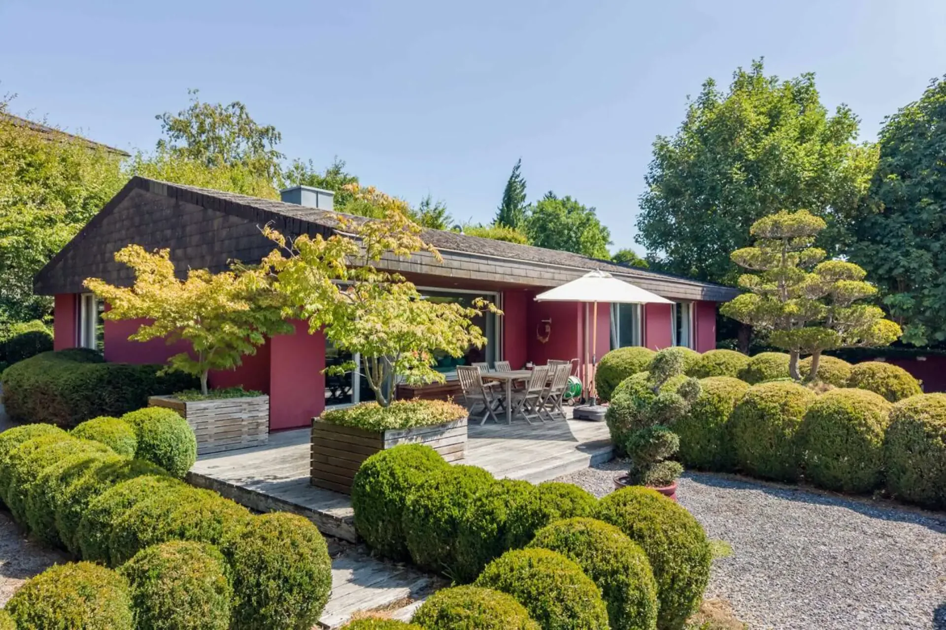 Casa a schiera unifamiliare con giardino esclusivo e spazio commerciale con accesso esterno separato!