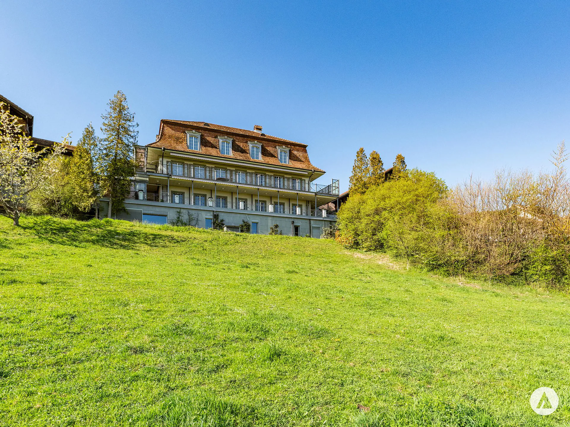 Royal living: Country house villa with building plot