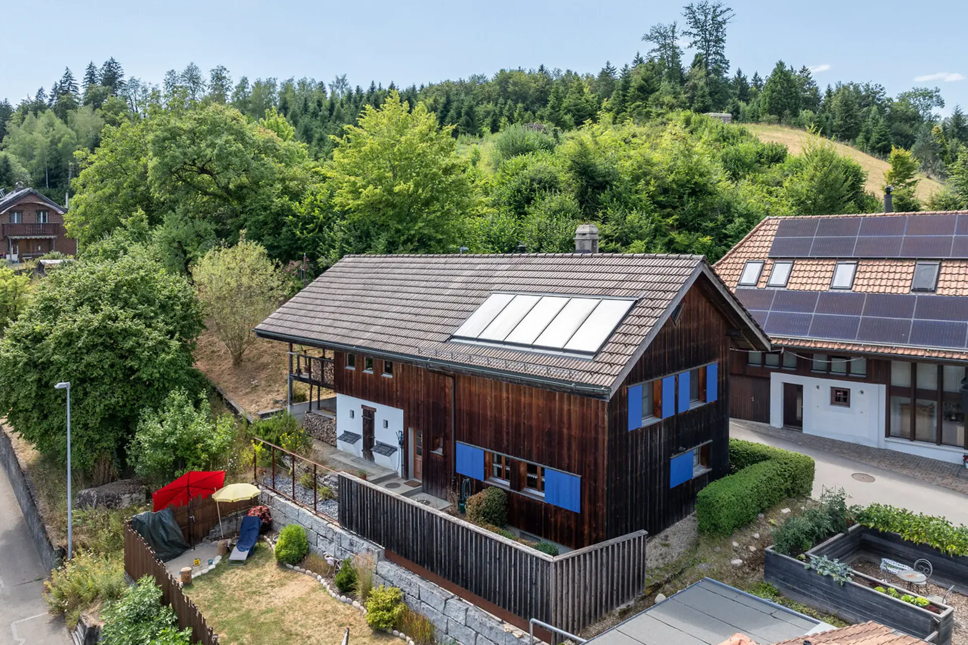 Une maison pour les romantiques et un terrain à bâtir avec potentiel