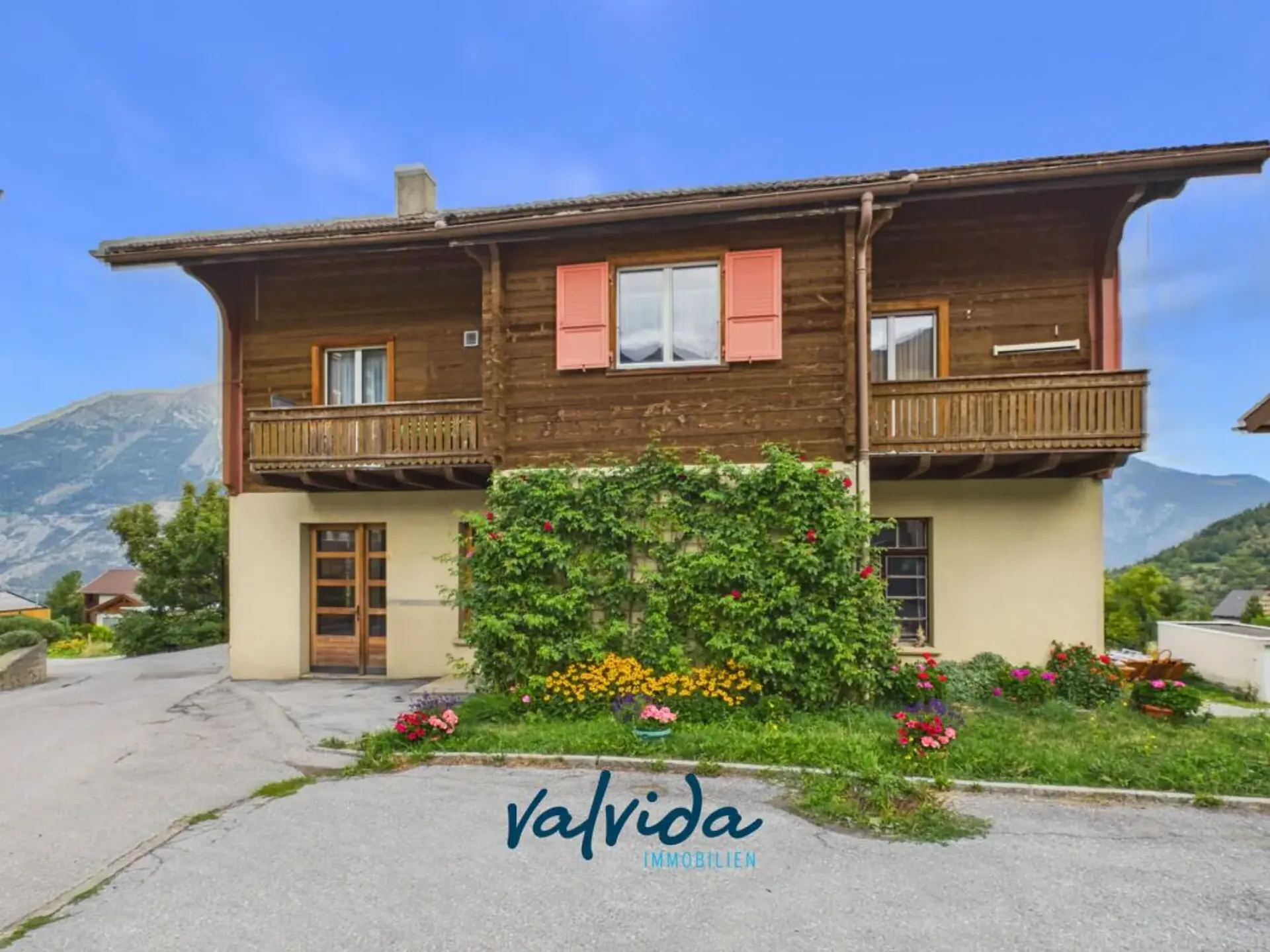 Spacious 3.5-room attic apartment in the heart of Unterbäch