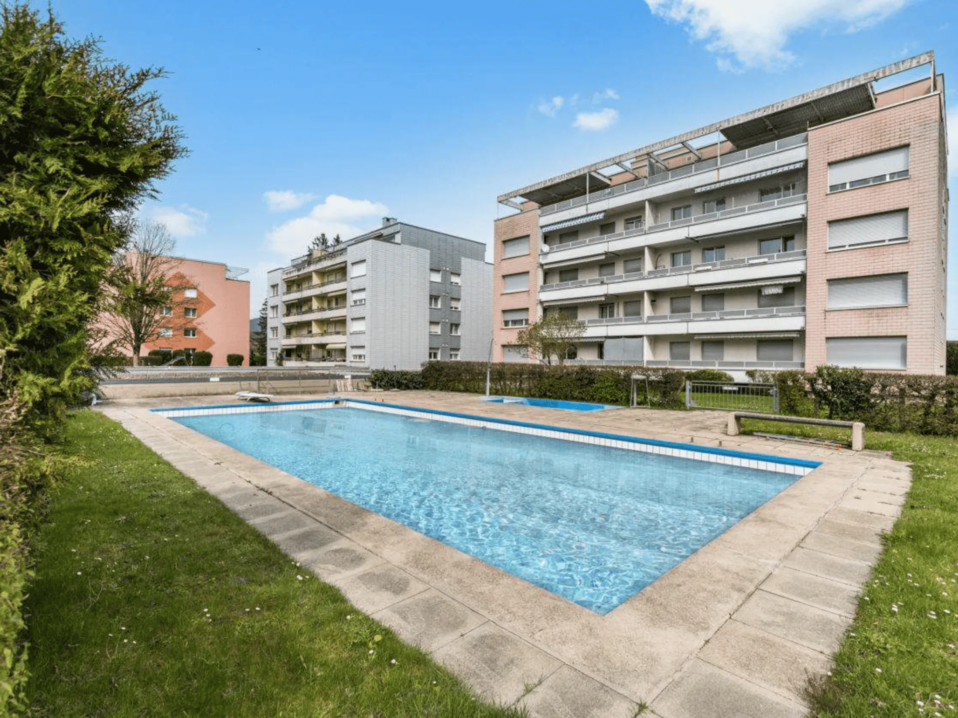 POSIZIONE UNICA CON PISCINA & ACCESSO ALL'AARE