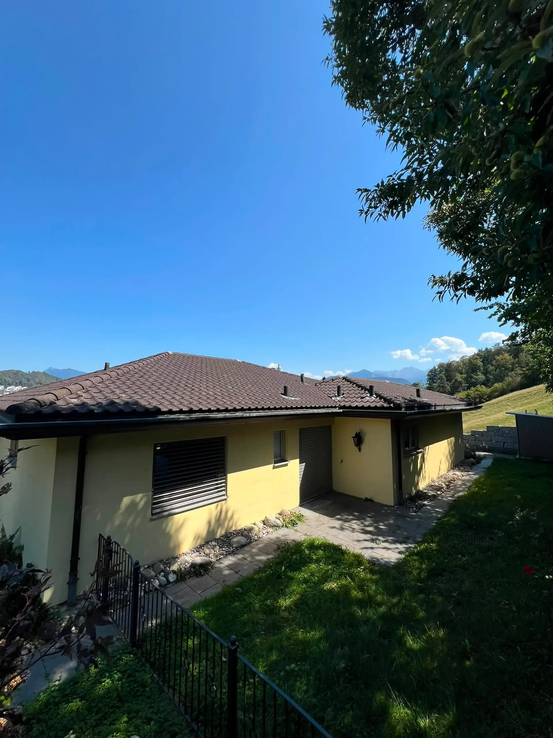 Charming 3.5-room apartment with balcony, terrace, garden, and magnificent mountain view in Kriens