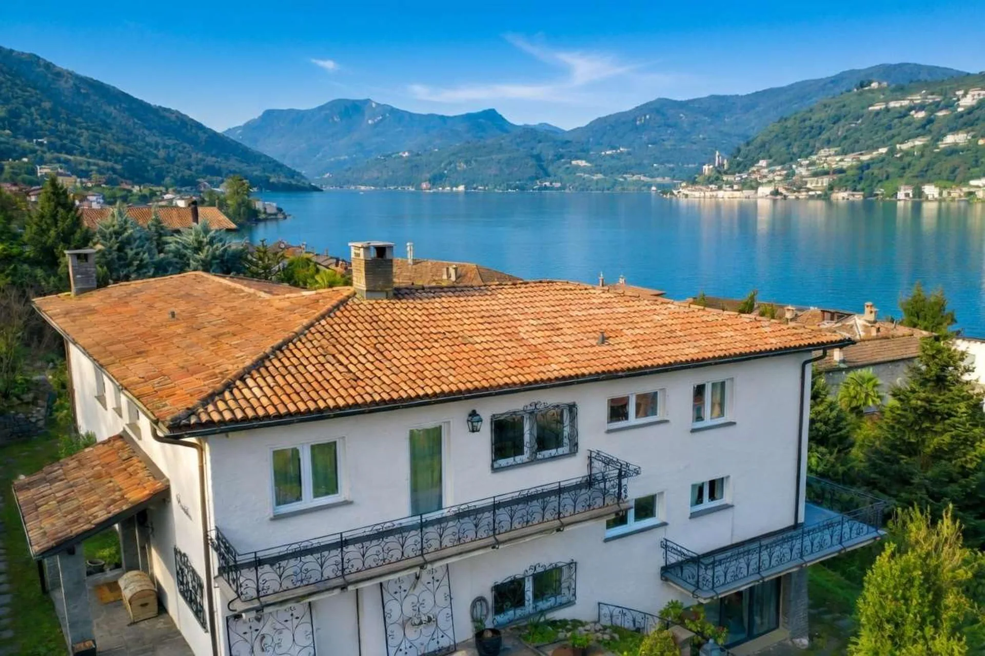 Panoramic villa on Lake Ceresio with large garden