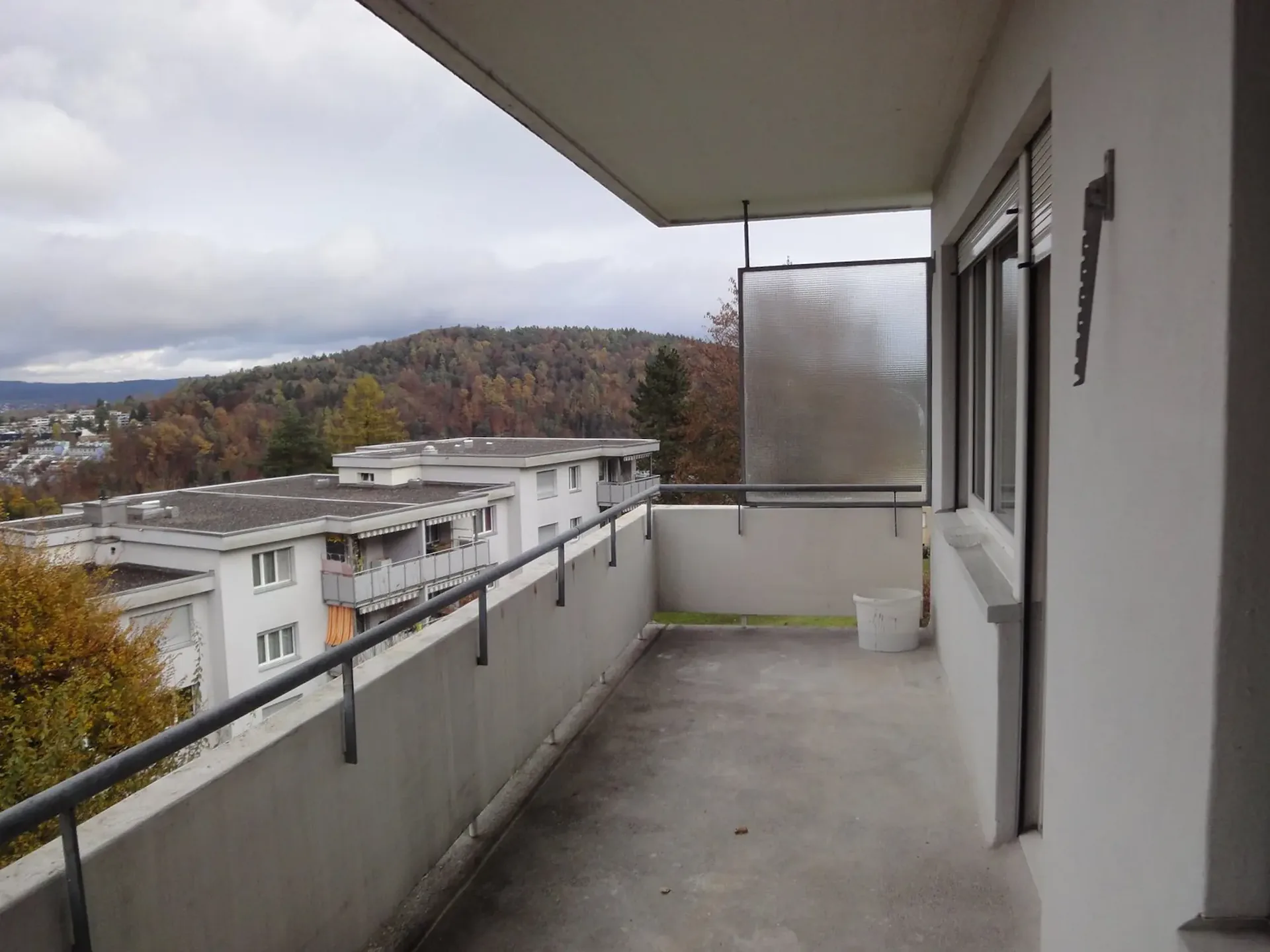 Appartamento luminoso 4.5 locali con balcone e bella vista ad Adliswil