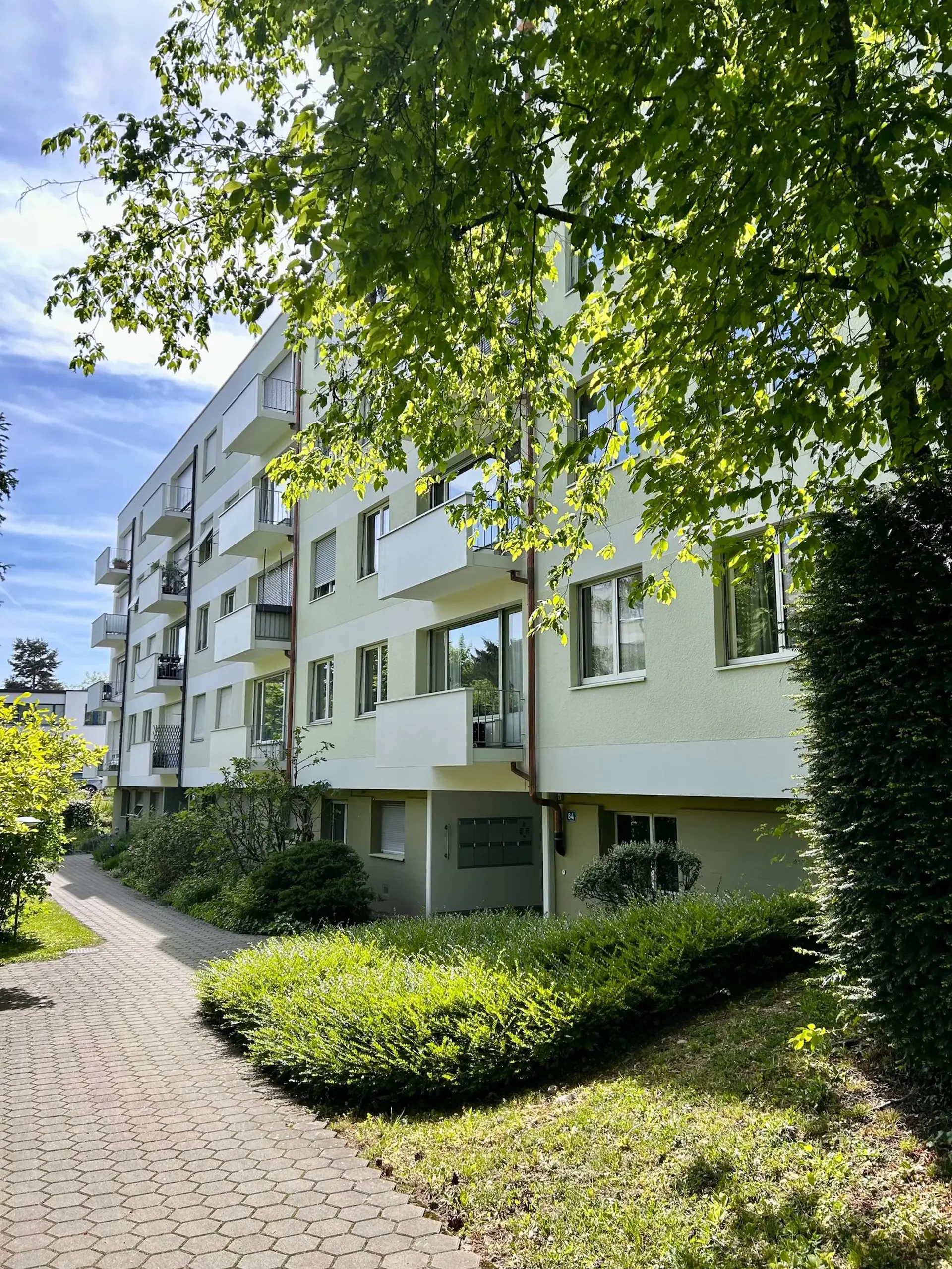 Appartement spacieux 5 pièces avec balcon, belle vue & pièce supplémentaire au rez-de-chaussée (en droit de construction)