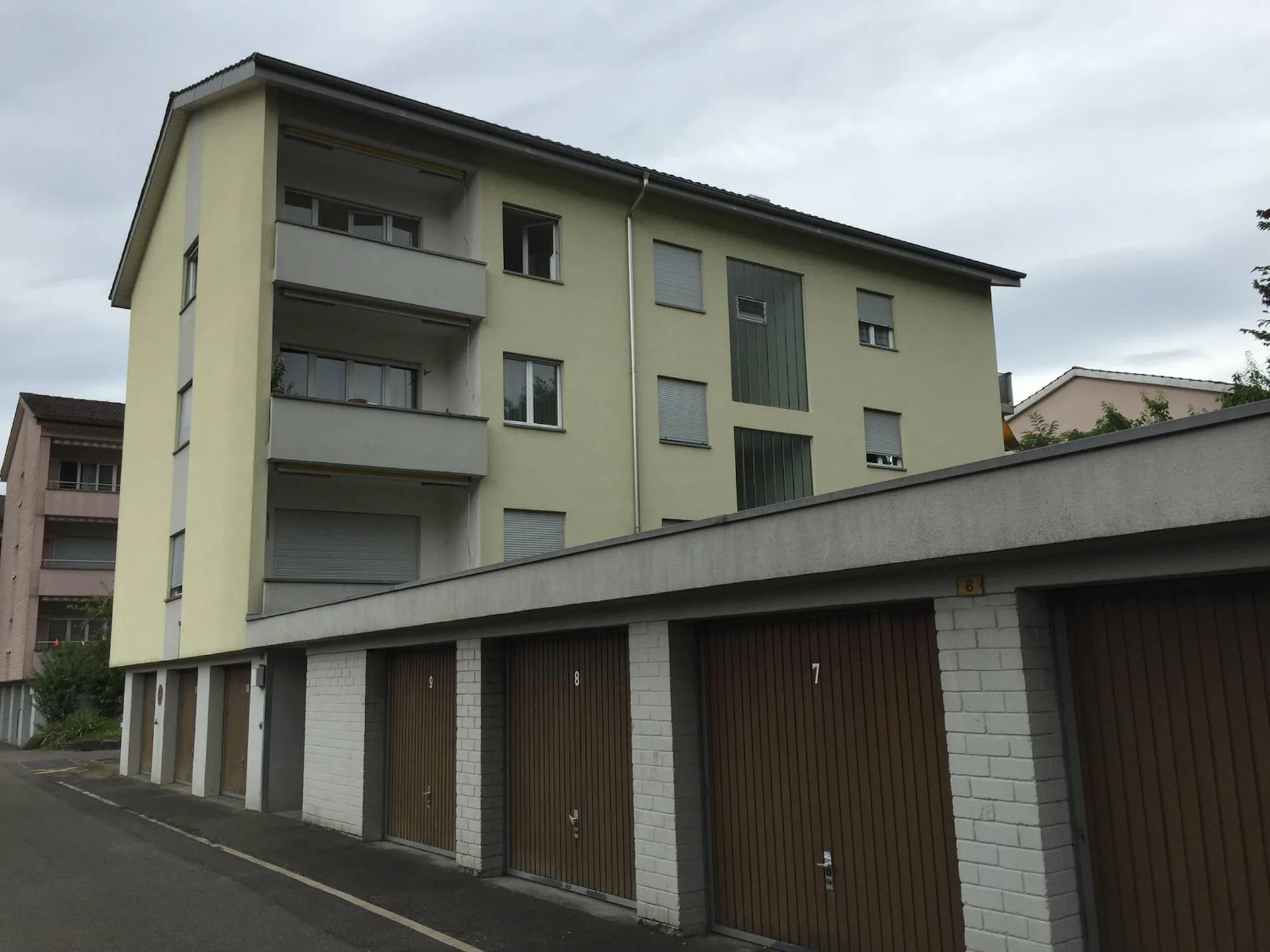 Bright 4-room apartment on the upper ground floor with balcony in Studen