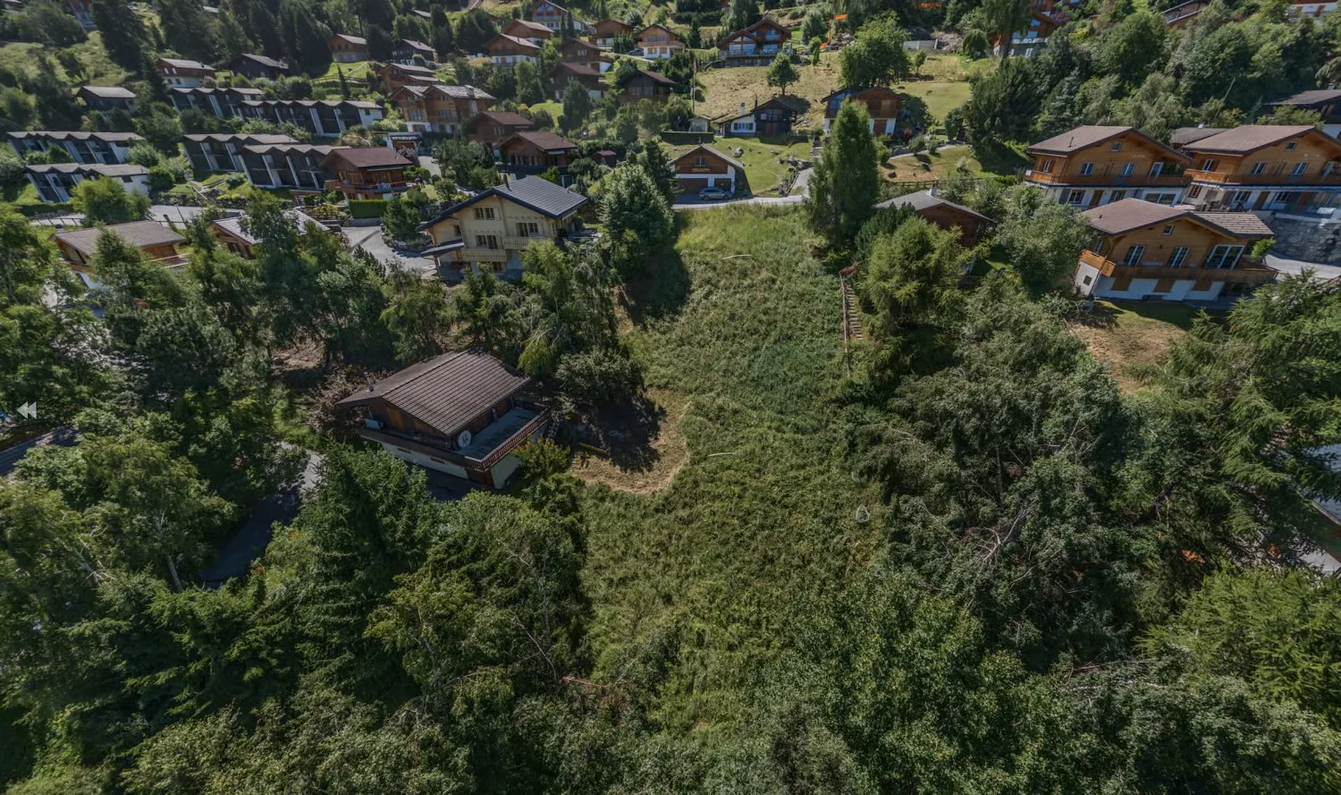 Baugrundstück von 1082m2 in Wohngebiet nahe dem Zentrum der Station