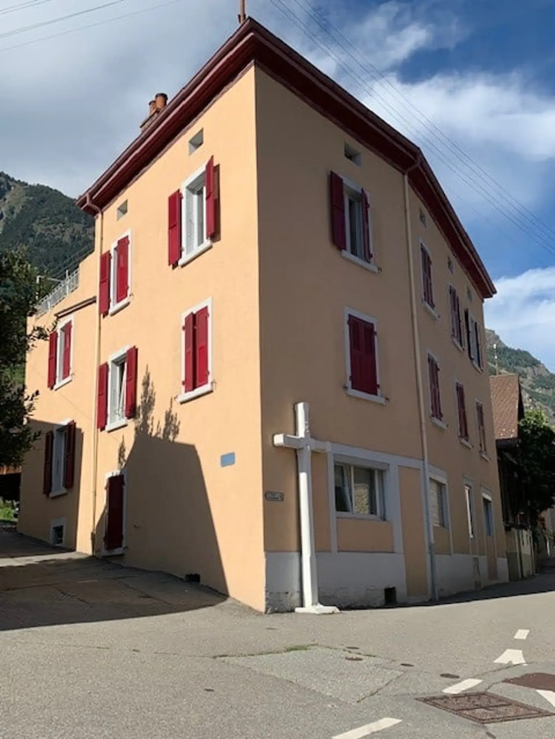 Gebäude mit 3 Wohnungen in Fully