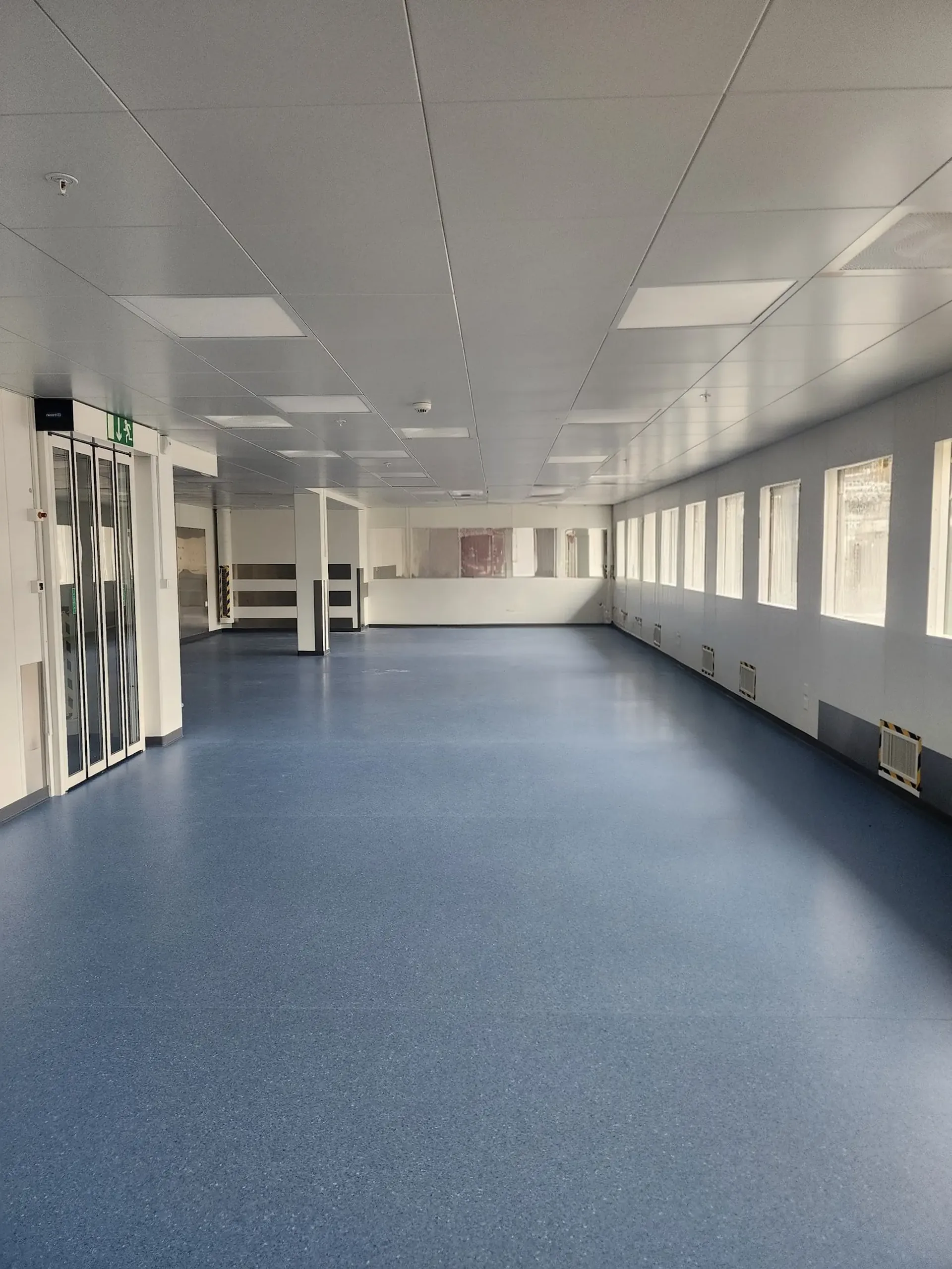 Weißer Raum und moderner Industriebereich von 218 m² in Neuchâtel