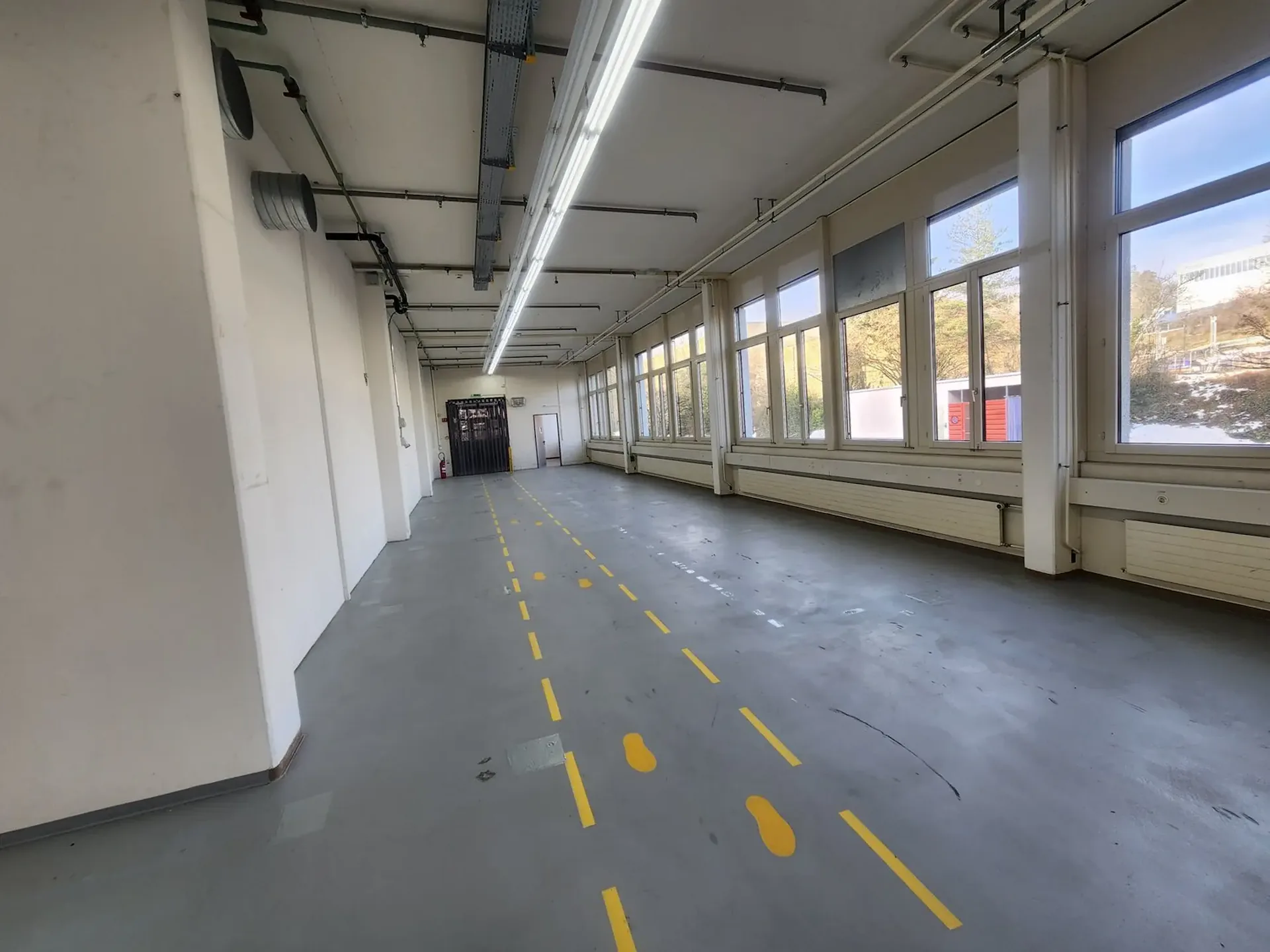 Logistischer Bereich mit direktem Zugang zum Schwerlastkai