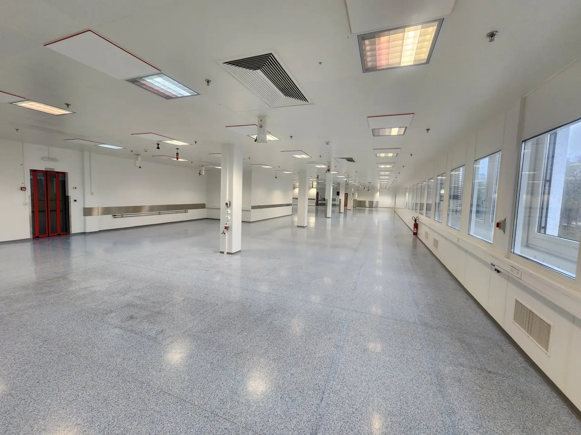 Weißer Raum und moderner Industriebereich von 355 m² in Neuchâtel