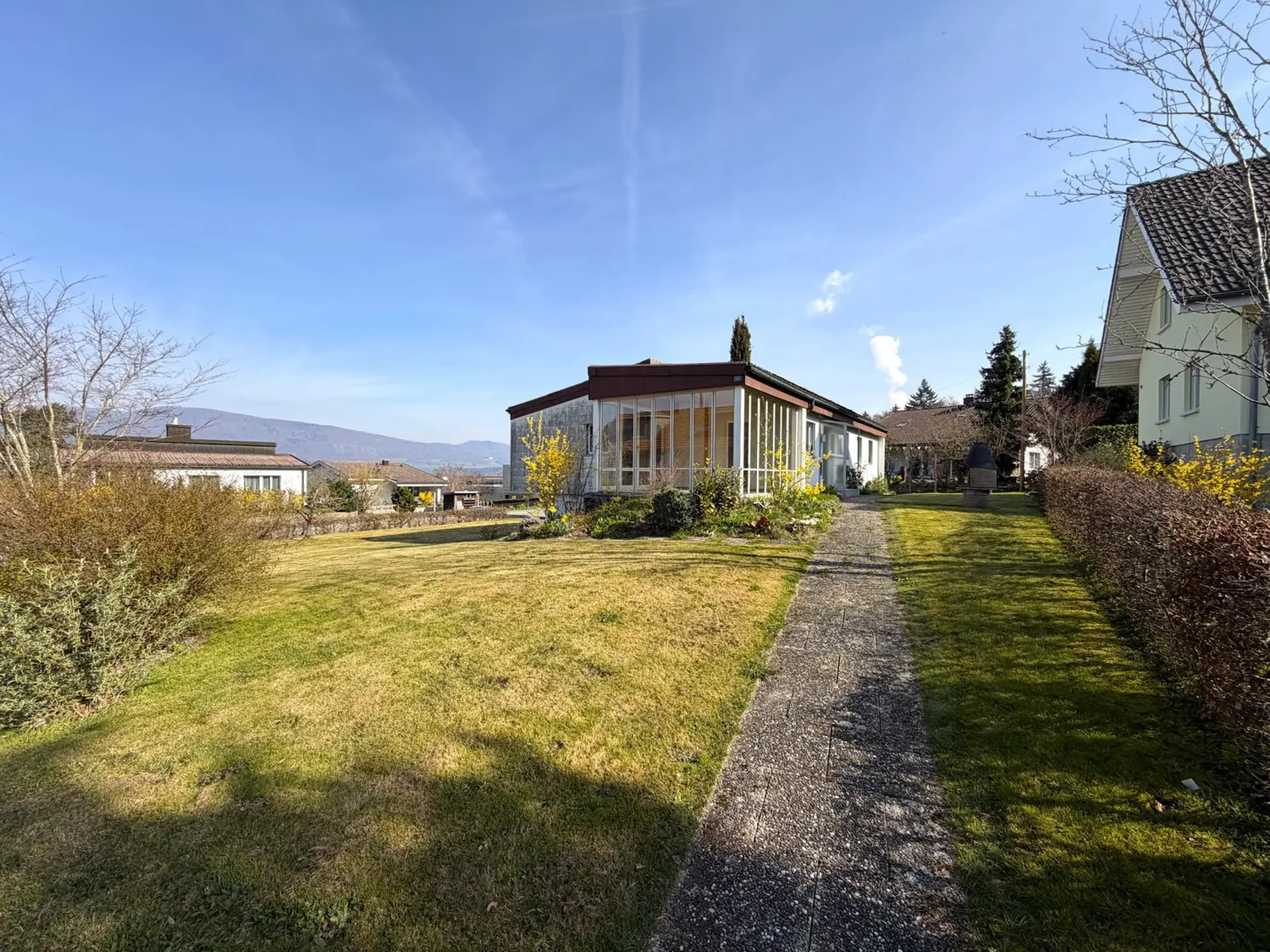 BELIEBTE, SONNIGE UND RUHIGER LAGE MIT AUSBAUPOTENTIAL AUF 880 M2 GRUNDSTÜCK