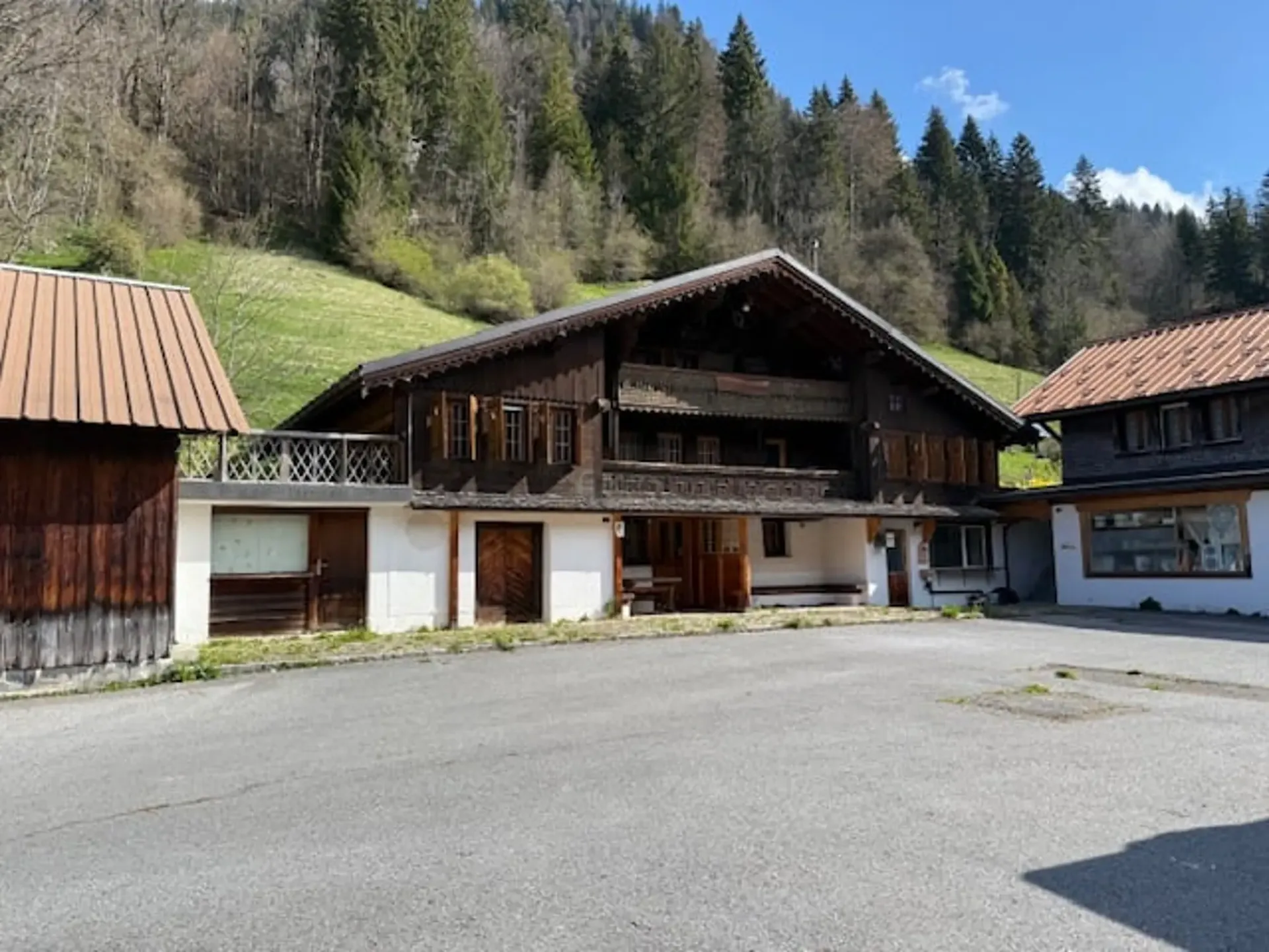 Vers l'Eglise, auberge, café-restaurant et logements