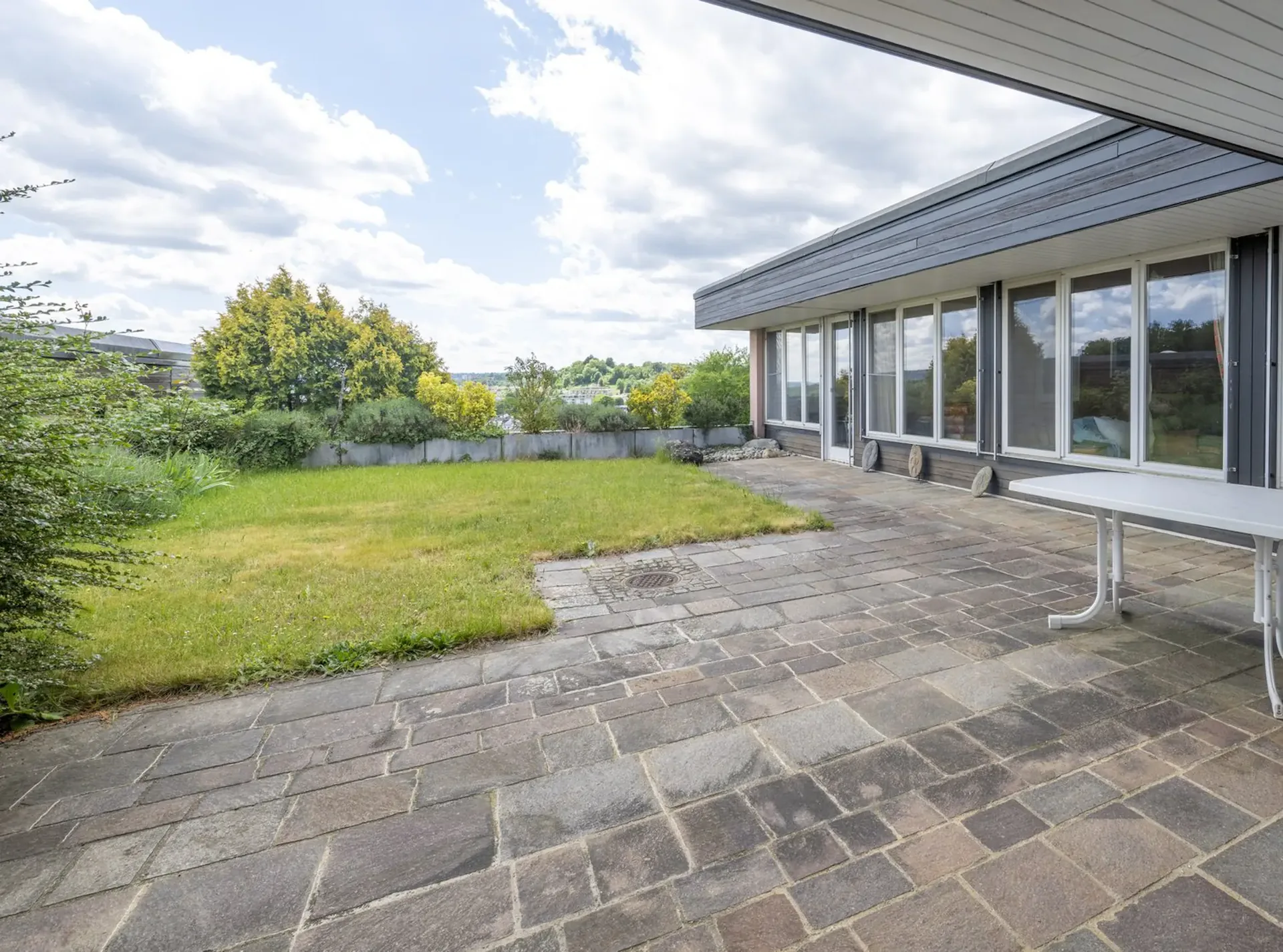Recherchez une maison unifamiliale spacieuse dans un excellent emplacement avec une vue à couper le souffle?