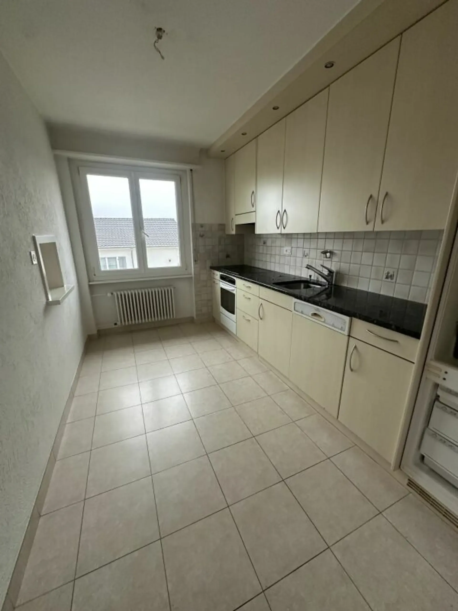 A louer un joli appartement de 4,5 pièces avec un balcon, dans un quartier calme