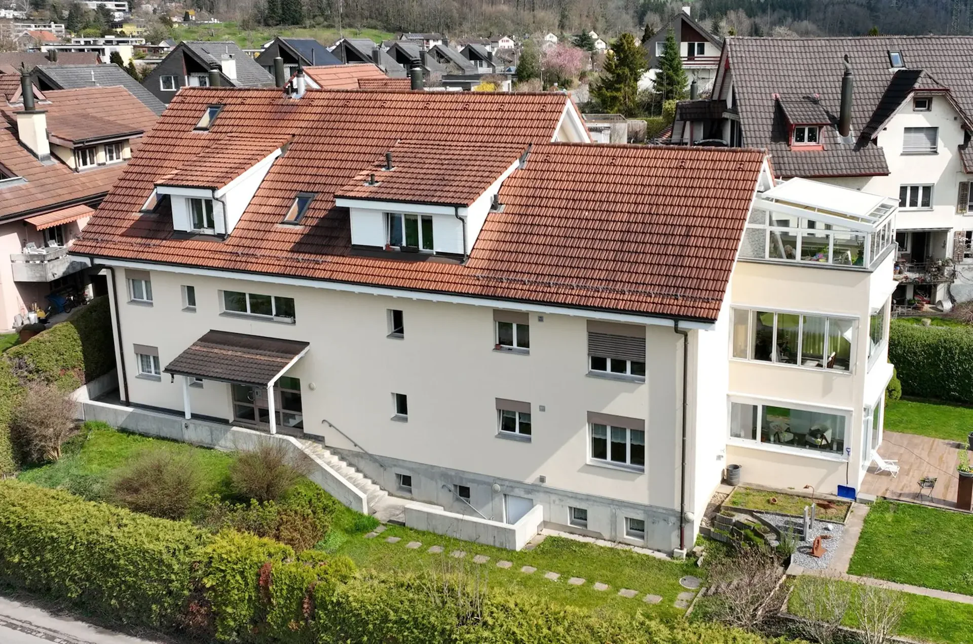 Appartement de charme 4.5 pièces au dernier étage avec terrasse ensoleillée et serre